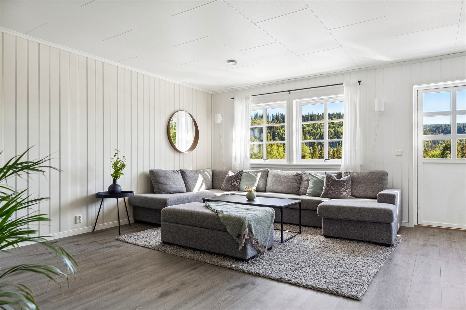 I den ene kroken har stuen god plass til en stor sofagruppe. Galleribilde