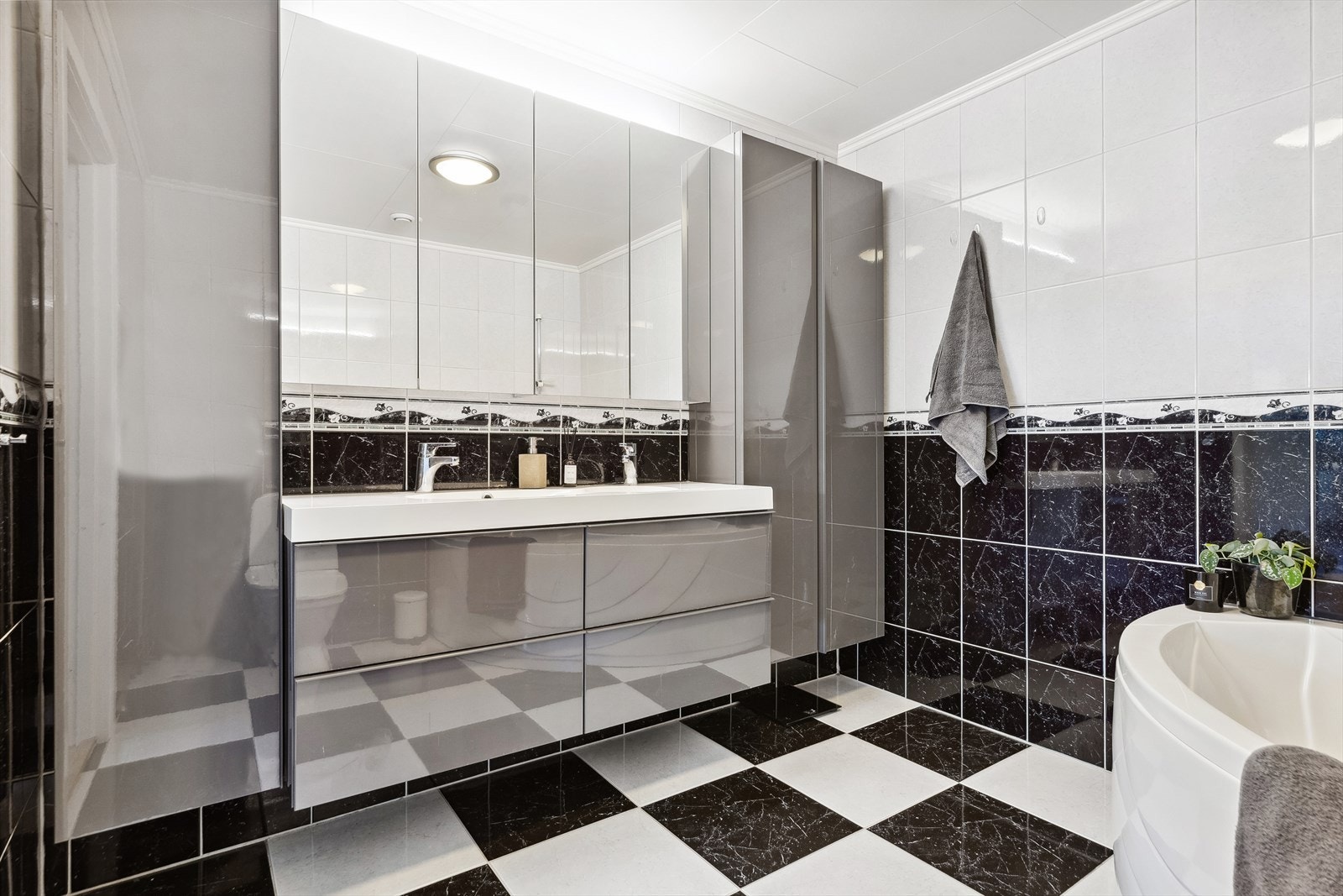 Innredningen fra 2014 har god plass til oppbevaring av håndklær og hygieneartikler. Galleribilde