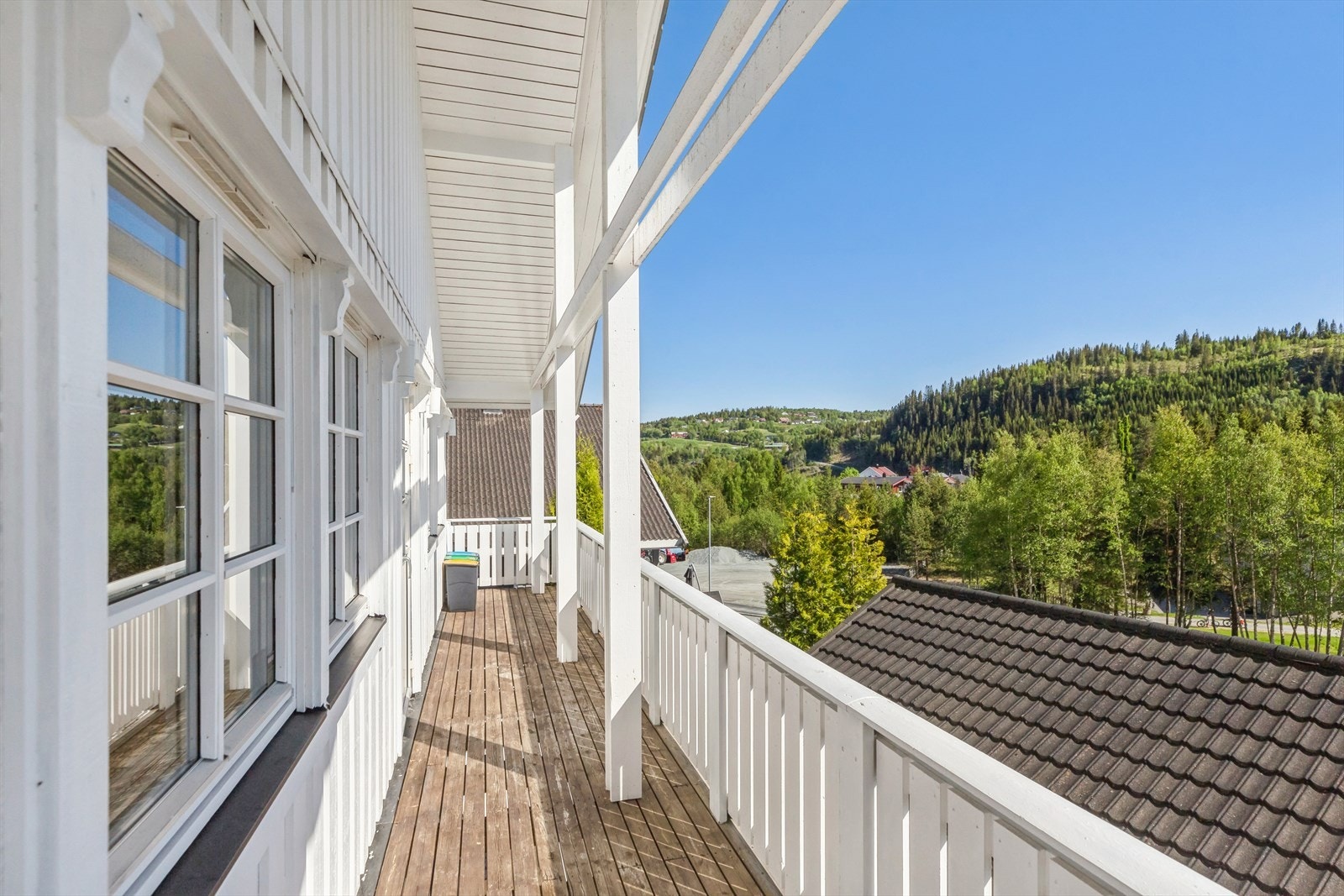 Utenfor stuen har boligen en overbygd veranda på ca. 14 kvm, med fin utsikt over skogkledde åser. Galleribilde