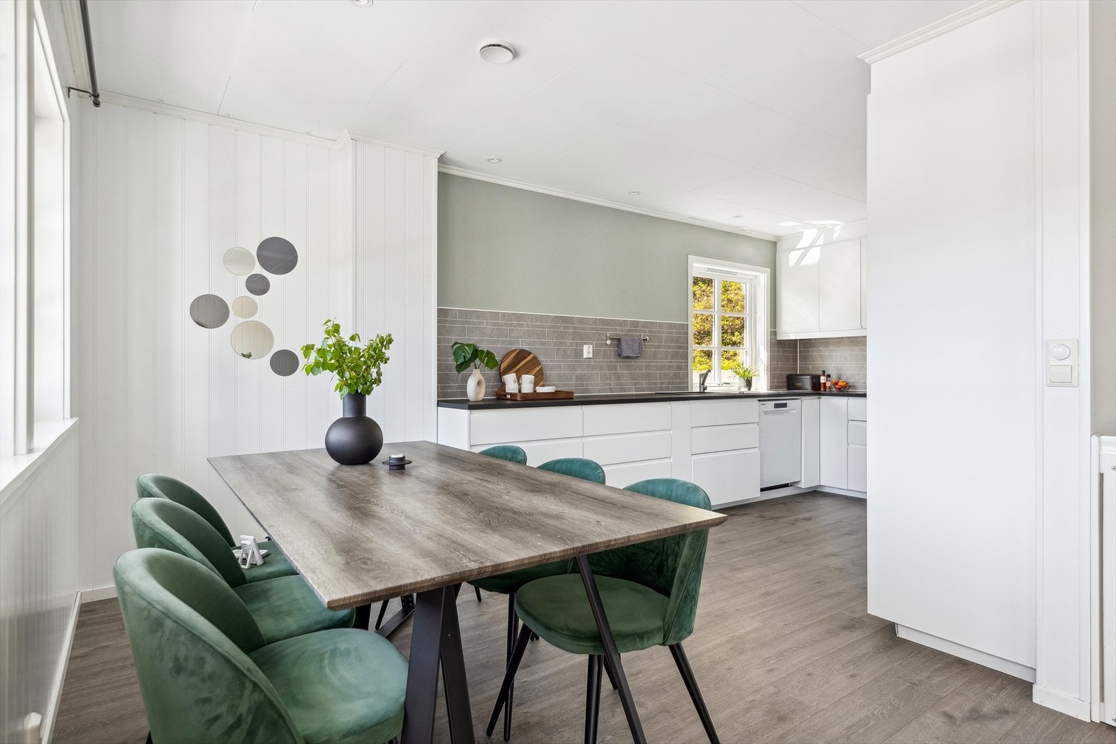 Hvitevarene består av integrert platetopp, kjøleskap og stekeovn i høyskap - i tillegg til opplegg for oppvaskmaskin. Galleribilde