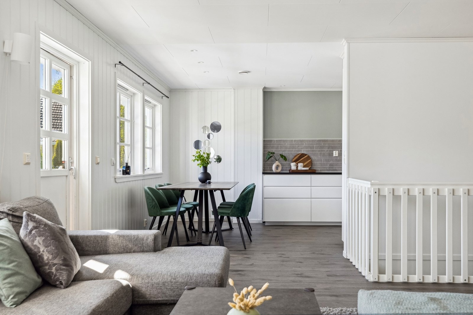 Stuen er naturlig inndelt i ulike brukssoner, og det passer fint å innrede med spiseplass utenfor kjøkkenet. Galleribilde