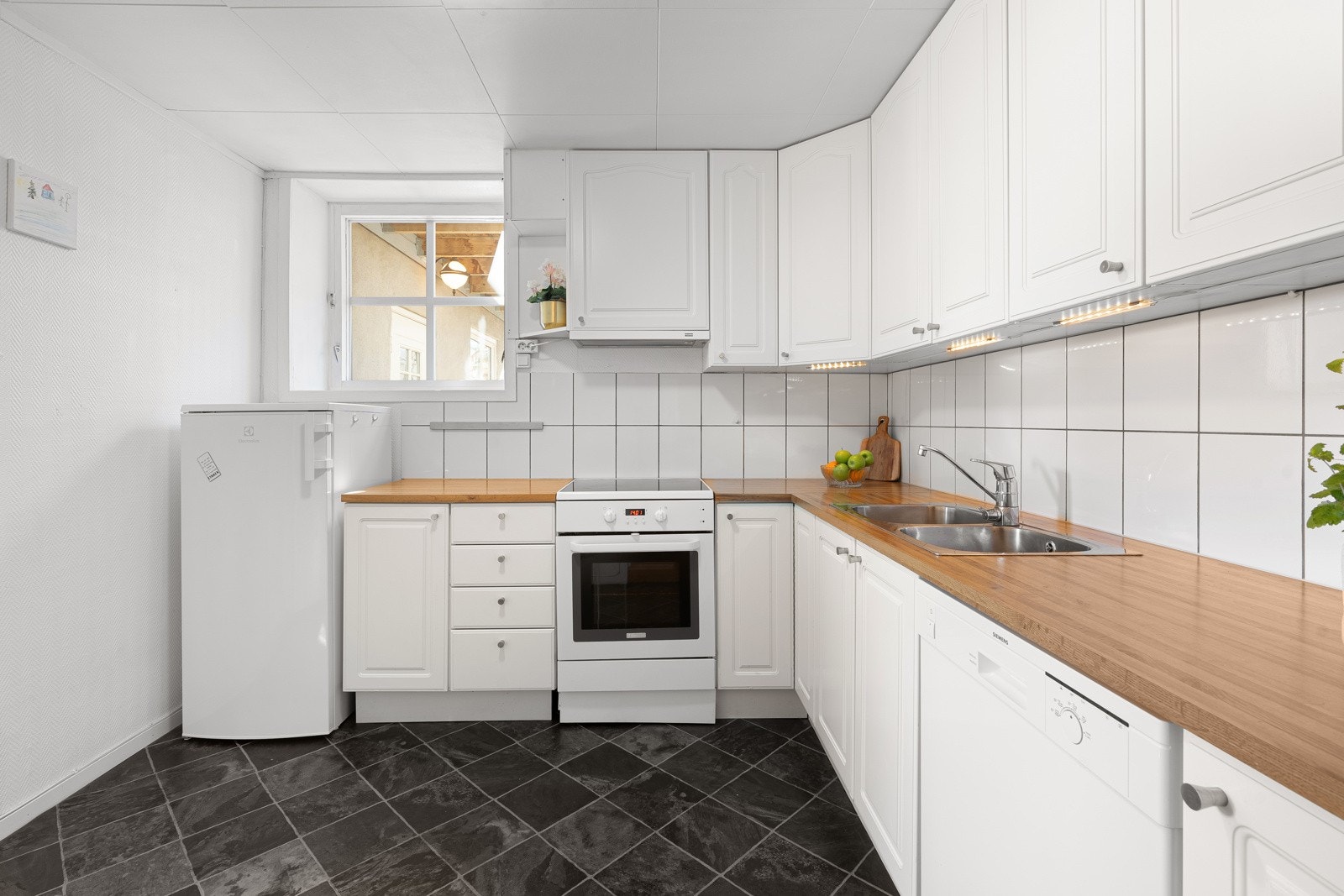 Det er ellers godt med skap og benkeplass. Uttrekkbar ventilator over kokesone med avtrekk ut. Galleribilde