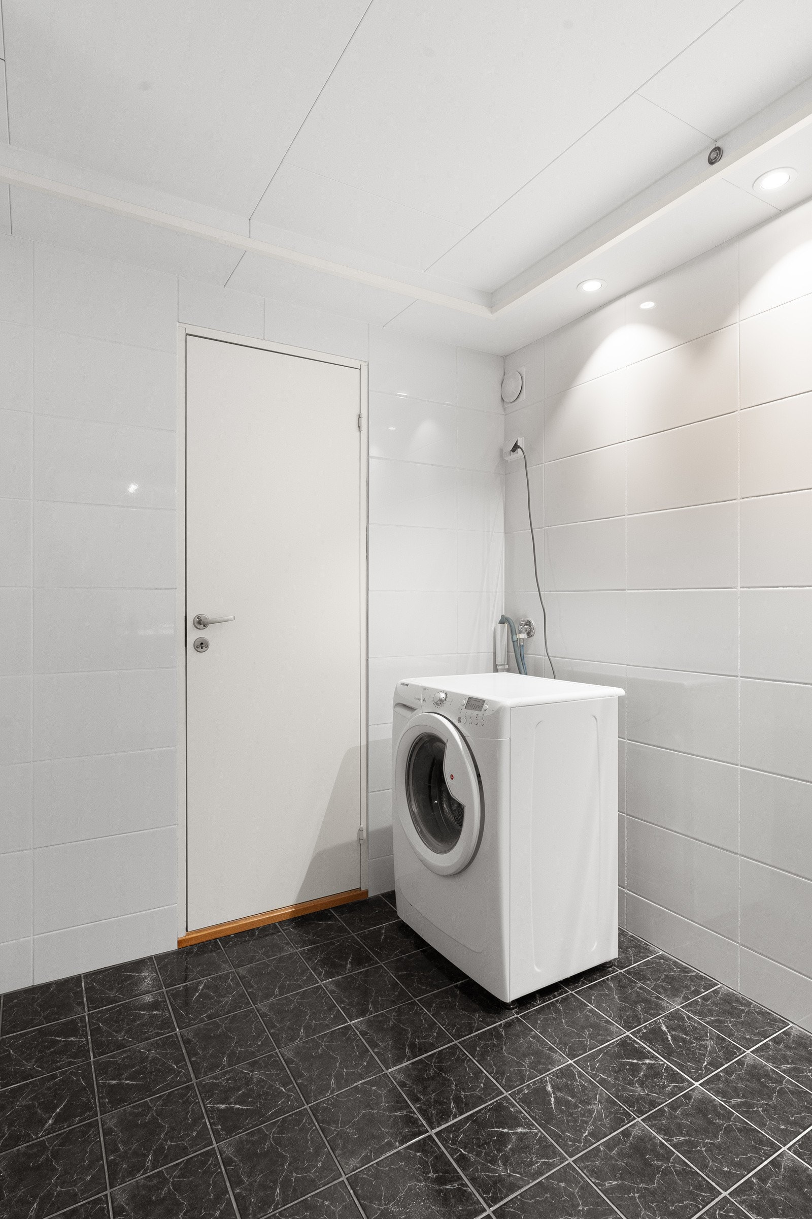 Innfelte LED downlights i nedforet himling. Opplegg for vaskemaskin og plass til tørketrommel. Galleribilde