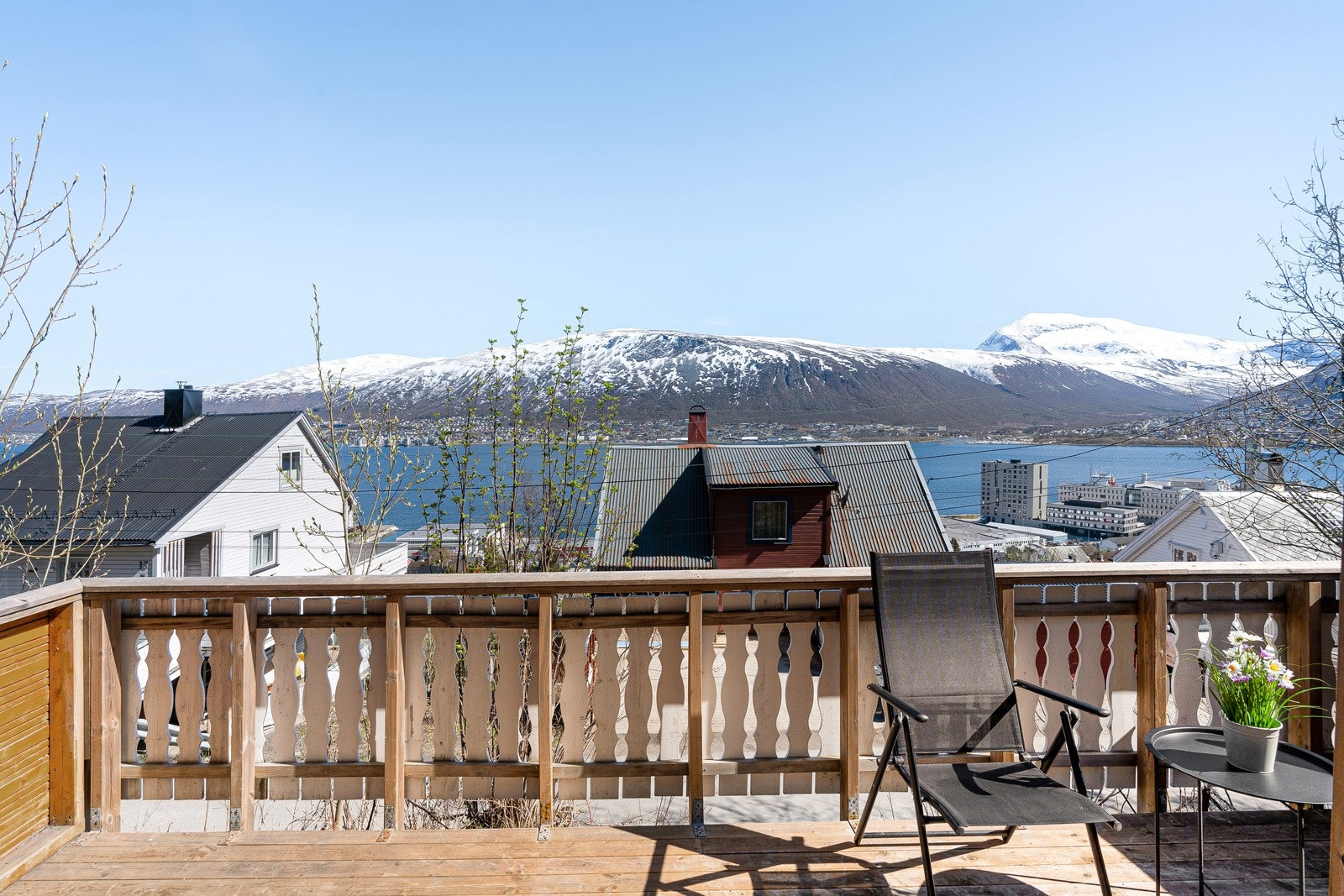 Terrassen er på ca. 16 kvm og har god plass til hagemøbler og grill. Galleribilde