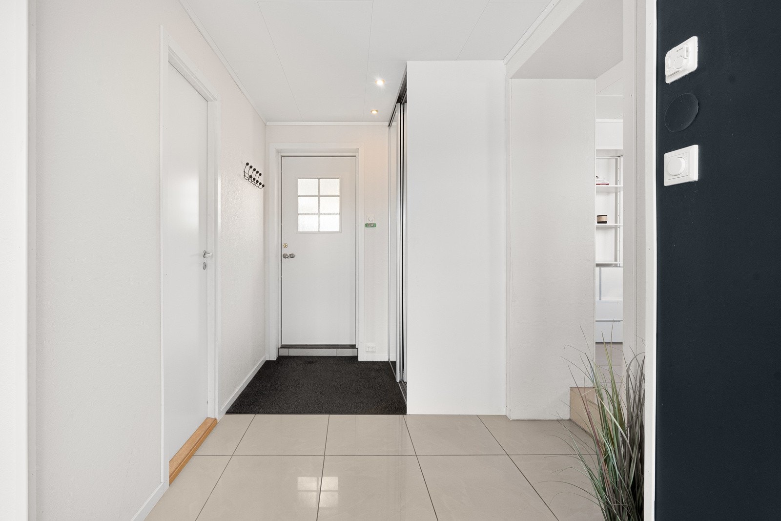 Entréen er det en praktisk skyvedørsgarderobe med speildører. Ellers er det flislagt gulv med varmekabler. Innfelte downlights i himling Galleribilde