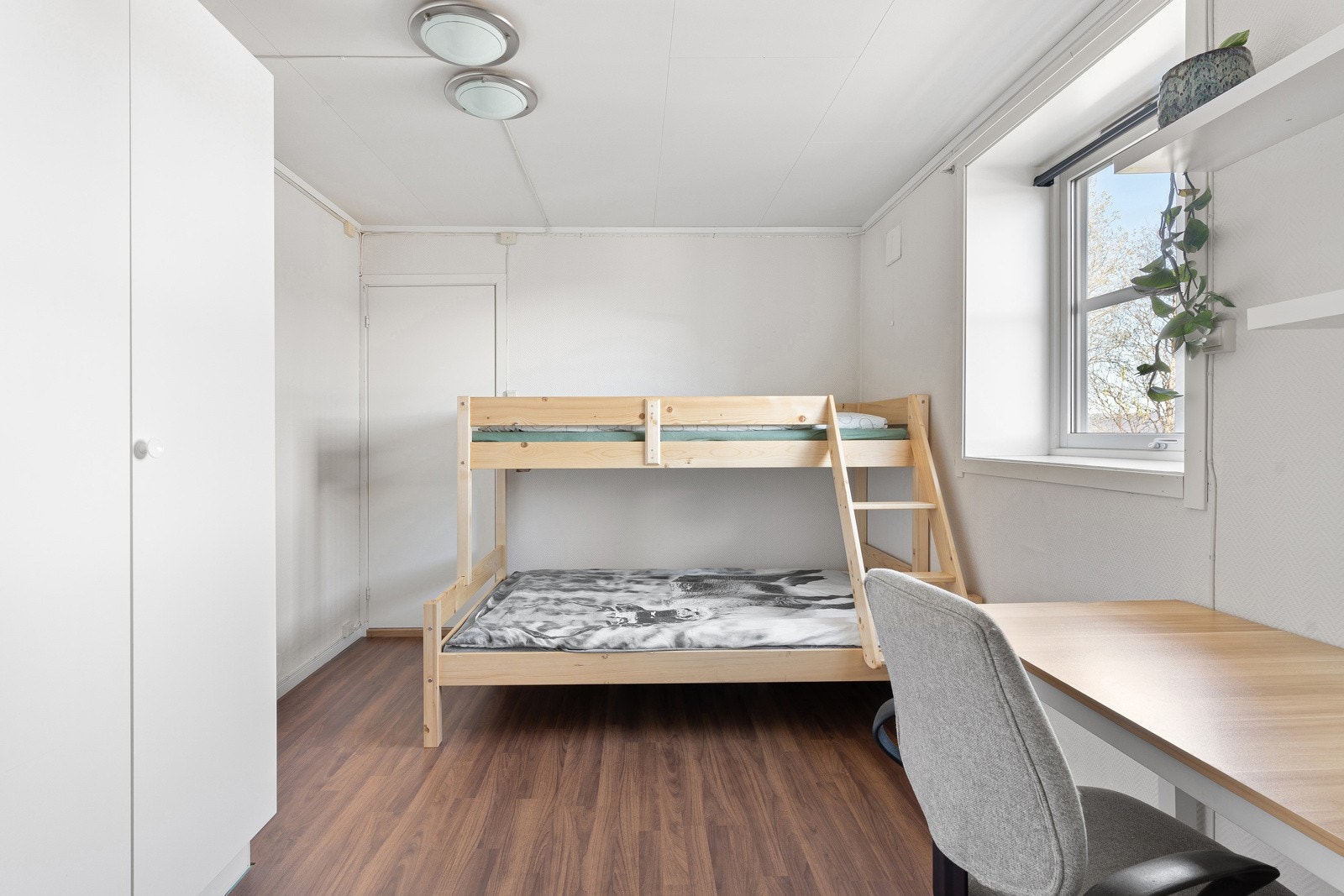 Hovedsoverom med garderobeskap og adkomst til en innvendig bod med utgang til uteområdet. Galleribilde