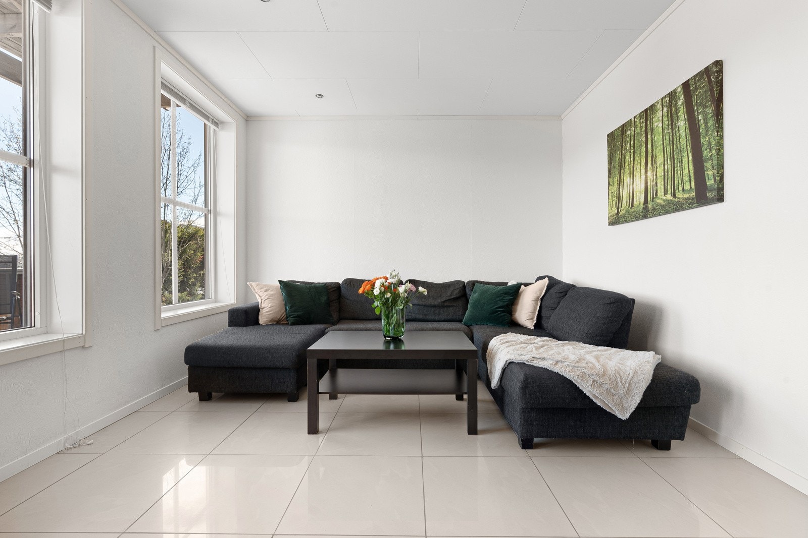 Lys og fin stue med innfelte downlights i himling og gulvvarme som sørger for jevn temperatur året rundt Galleribilde