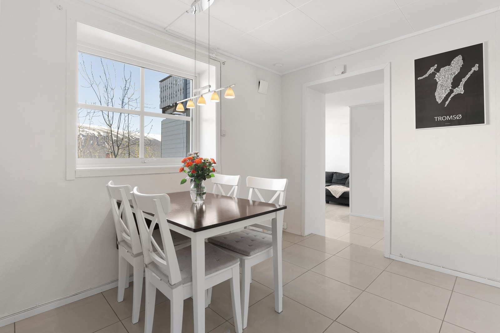 Spisestuen fungerer som et naturlig bindeledd mellom stuen og kjøkkenet. Kan alternativt brukes som tv-stue Galleribilde