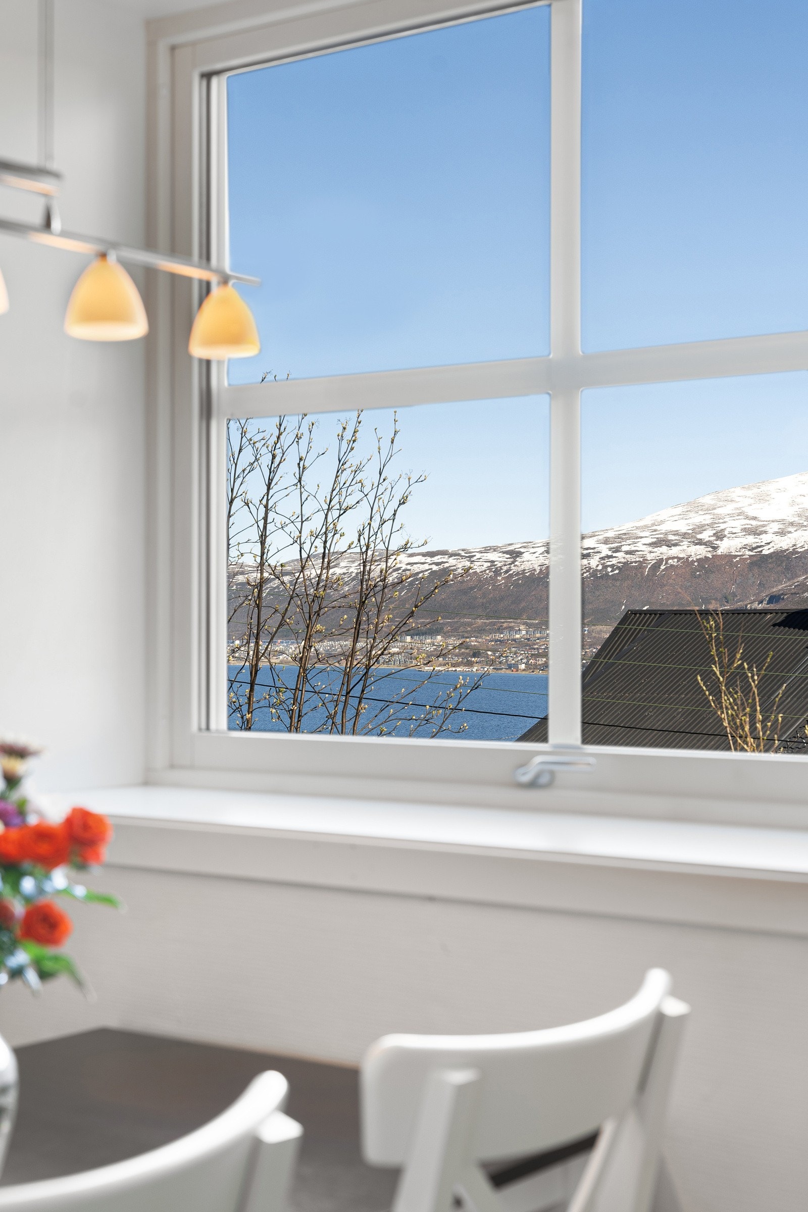 Hyggelig spiseplass ved vindu med nydelig utsikt Galleribilde