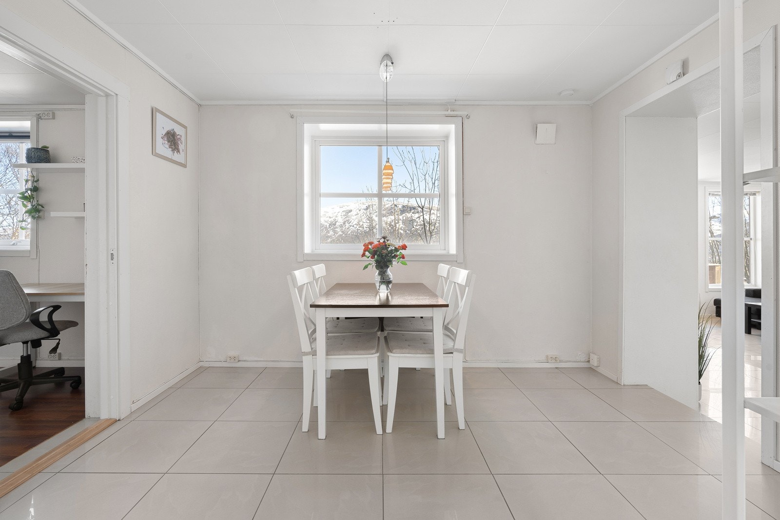 Spisestuen har lekre fliser, gulvvarme og god plass til stort spisebord for sosiale sammenkomster Galleribilde