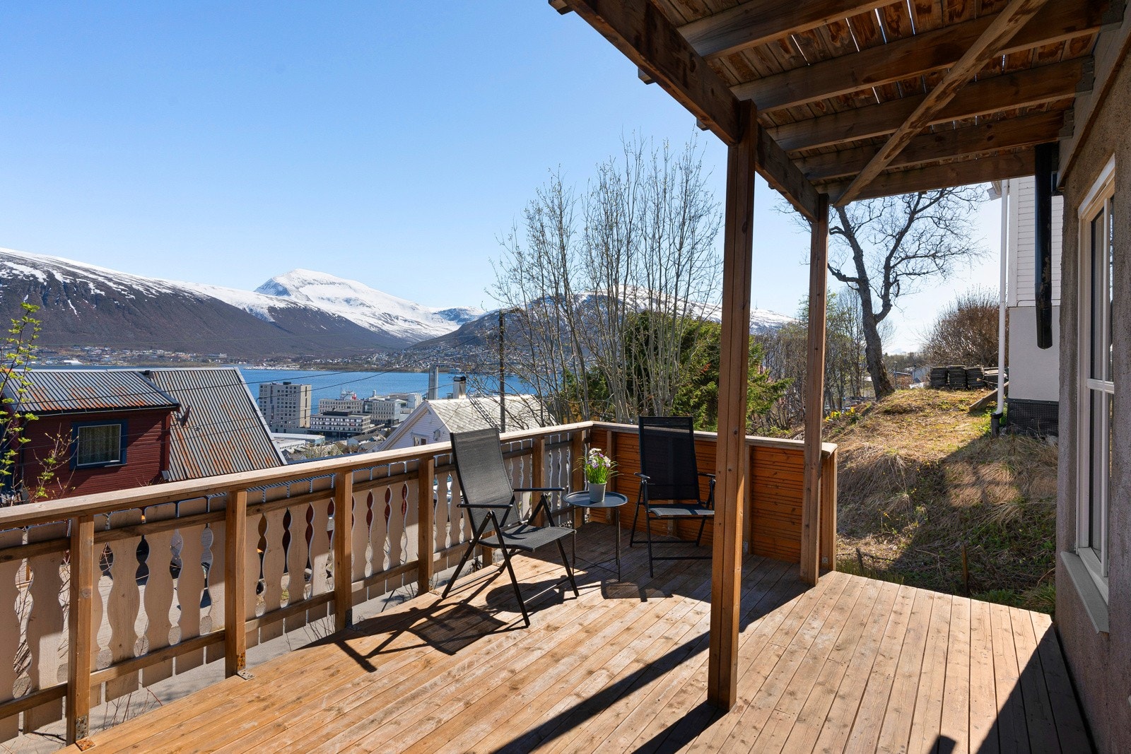 Fra stue er det utgang til en stor terrasse med gode sol- og utsiktsforhold. Galleribilde