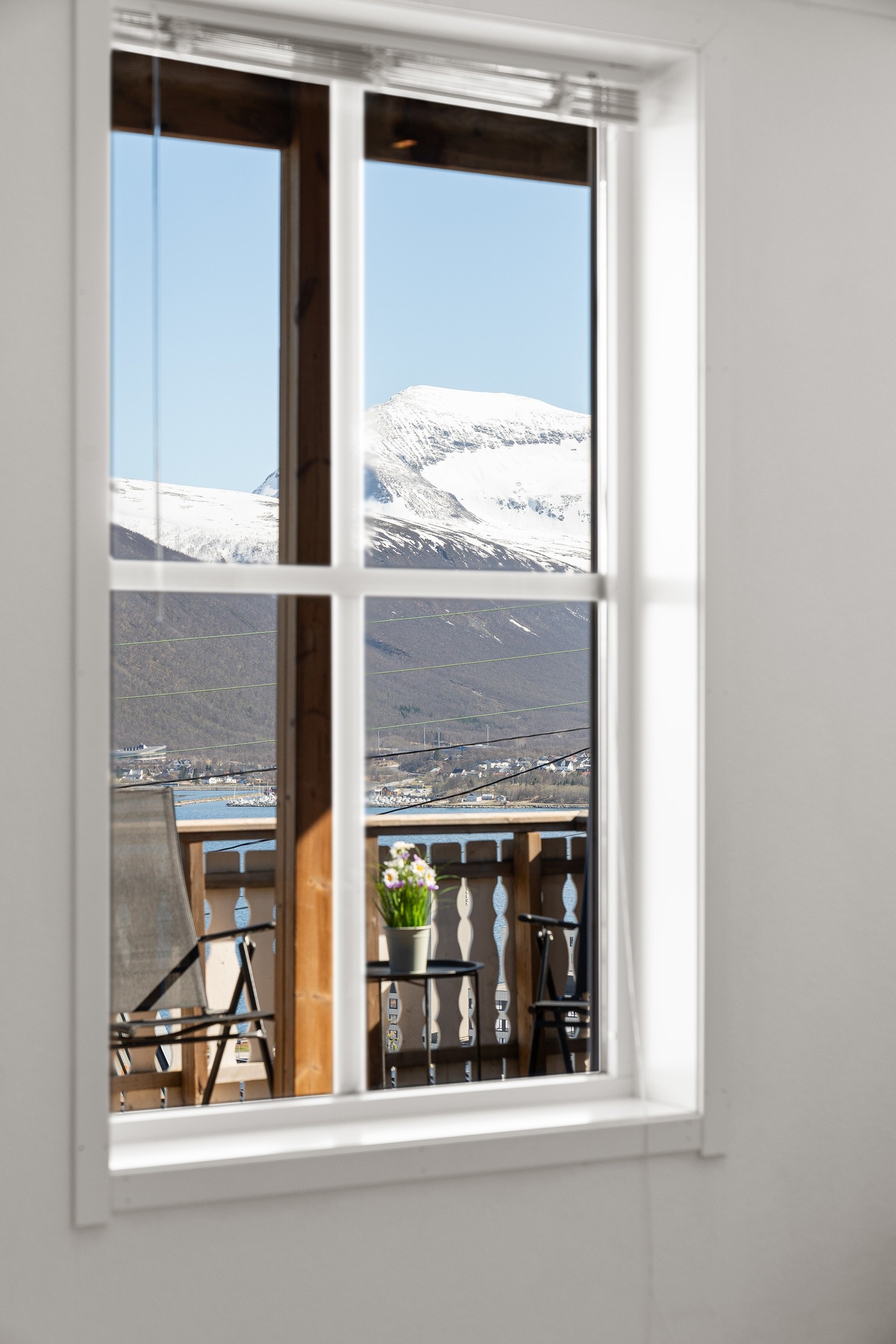 Stuen har store vindusflater som gir godt med naturlig lys inn og bevarer den nydelige utsikten. Galleribilde