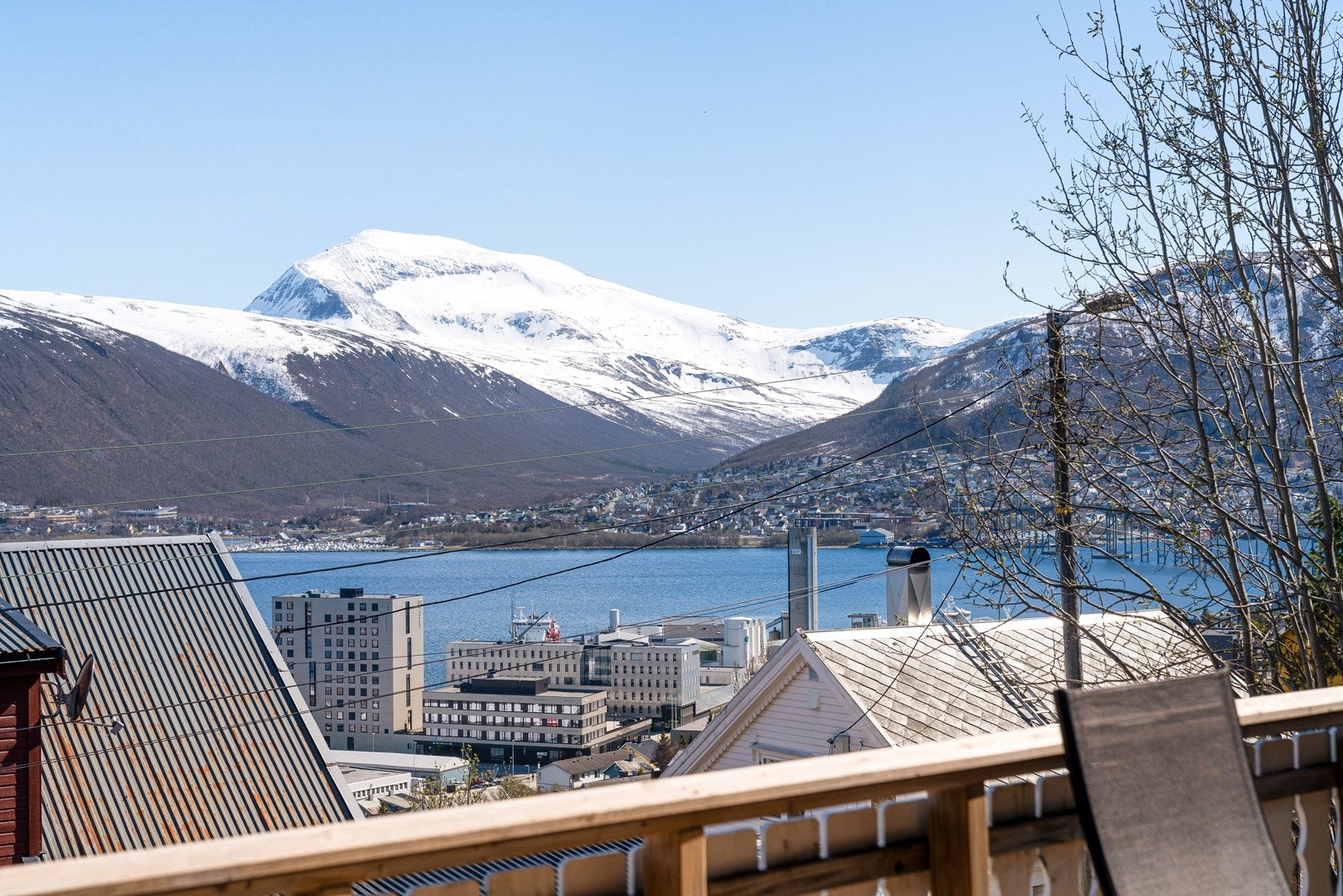 Eiendommen ligger høyt og fritt med nydelig utsikt mot Tromsøysundet og fjellene på fastlandet. Galleribilde