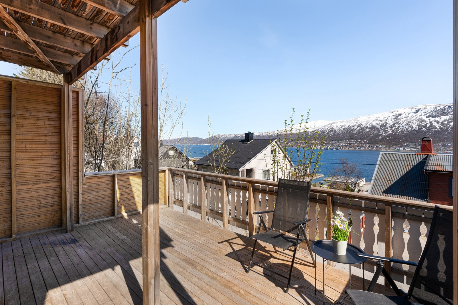 Her kan du nyte solen fra tidlig på morgenen til ettermiddag til rundt kl 16.00 på sommertid. Galleribilde