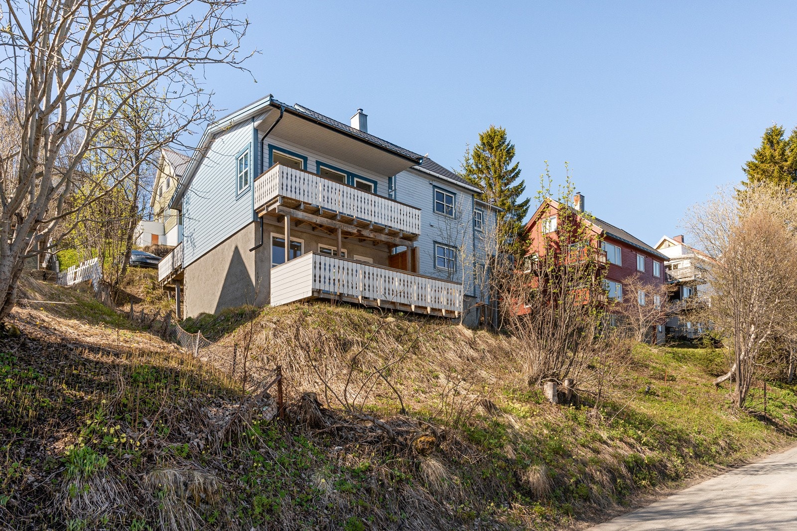 Eiendommen ligger høyt i skrånende terreng med gode lys- og utsiktsforhold. Et lite sameie med 3 seksjoner. Galleribilde