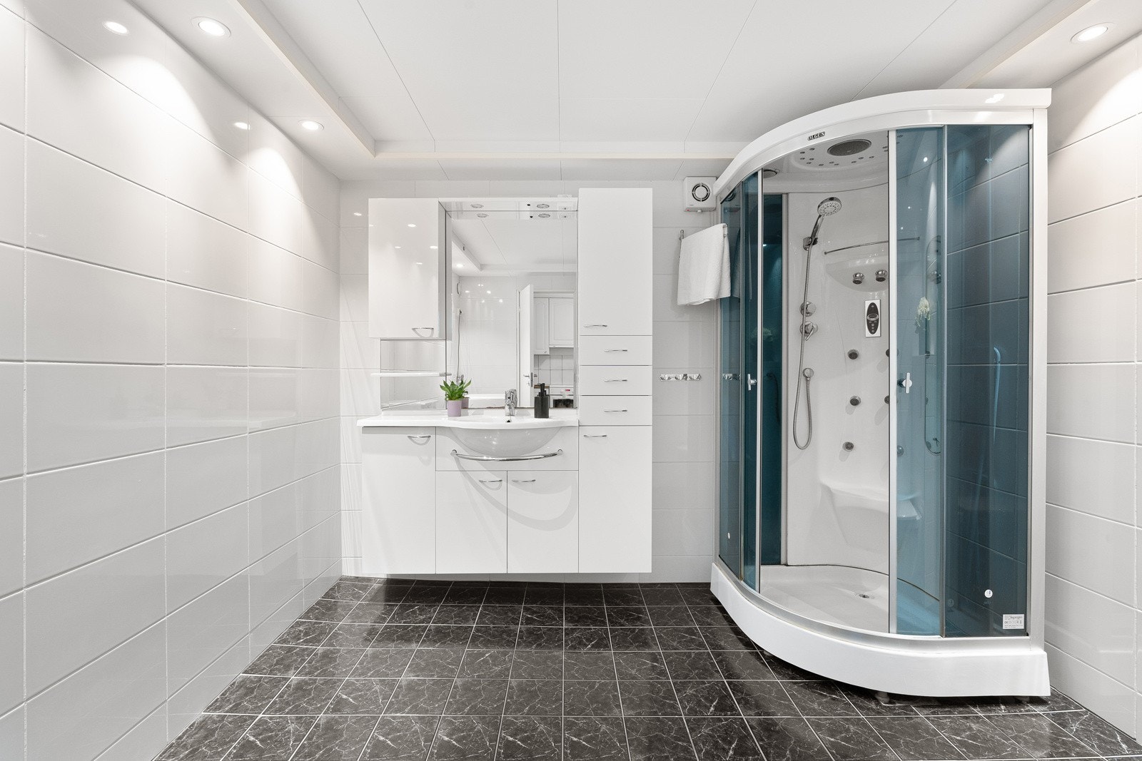 Badet har en deilig steamdusj, som forhindrer dampen i å forsvinne ut av dusjen Galleribilde