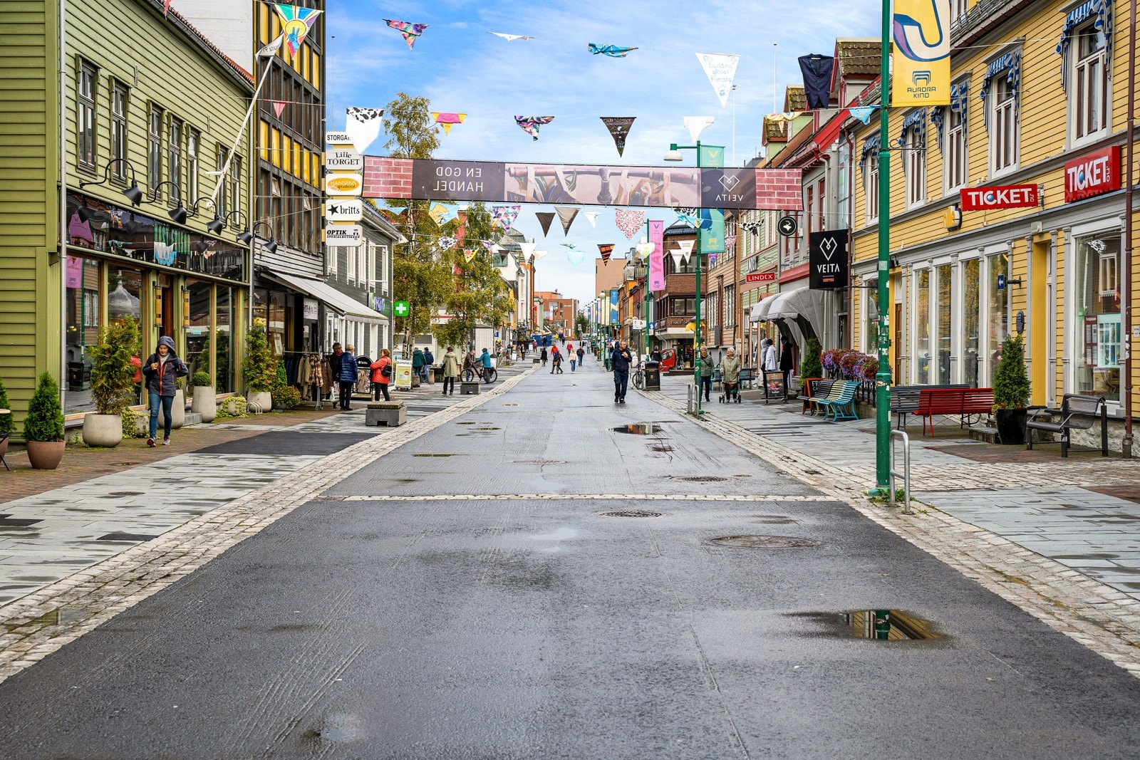 Det er kort vei til Tromsø sentrum med rikt utvalg av butikker, caféer, restauranter og yrende byliv Galleribilde