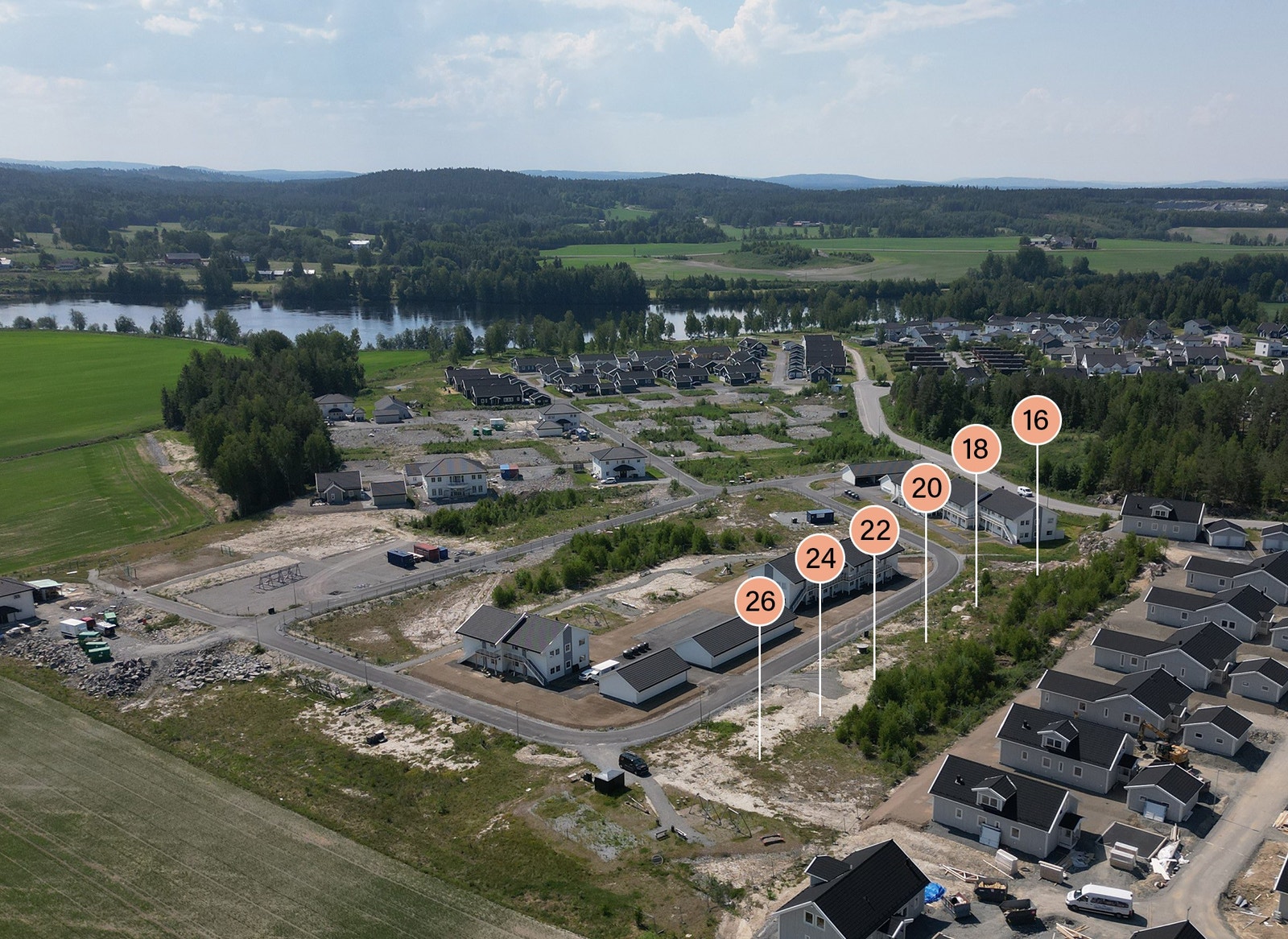 Foto med tomtene markert, Glomma i bakgrunnen (foto fra sommeren 2023) Galleribilde