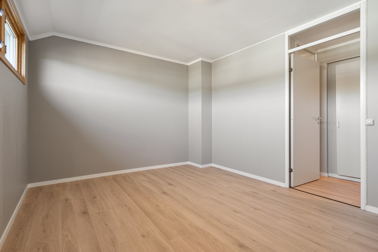 Soverommet har god plass til dobbeltseng og garderobeløsning. Galleribilde