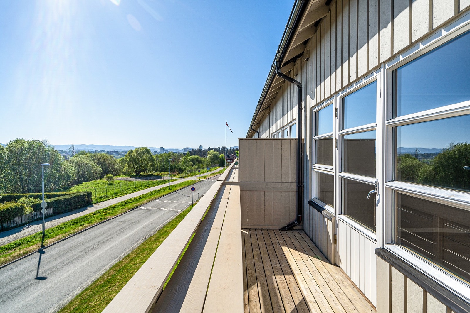 Balkong vendt mot friområde med plass til en sittegruppe. Galleribilde