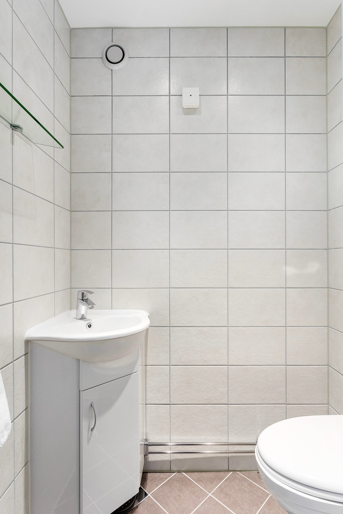 Leiligheten har i tillegg eget separat toalettrom fra 2017 med fliser på gulv og vegger. Galleribilde