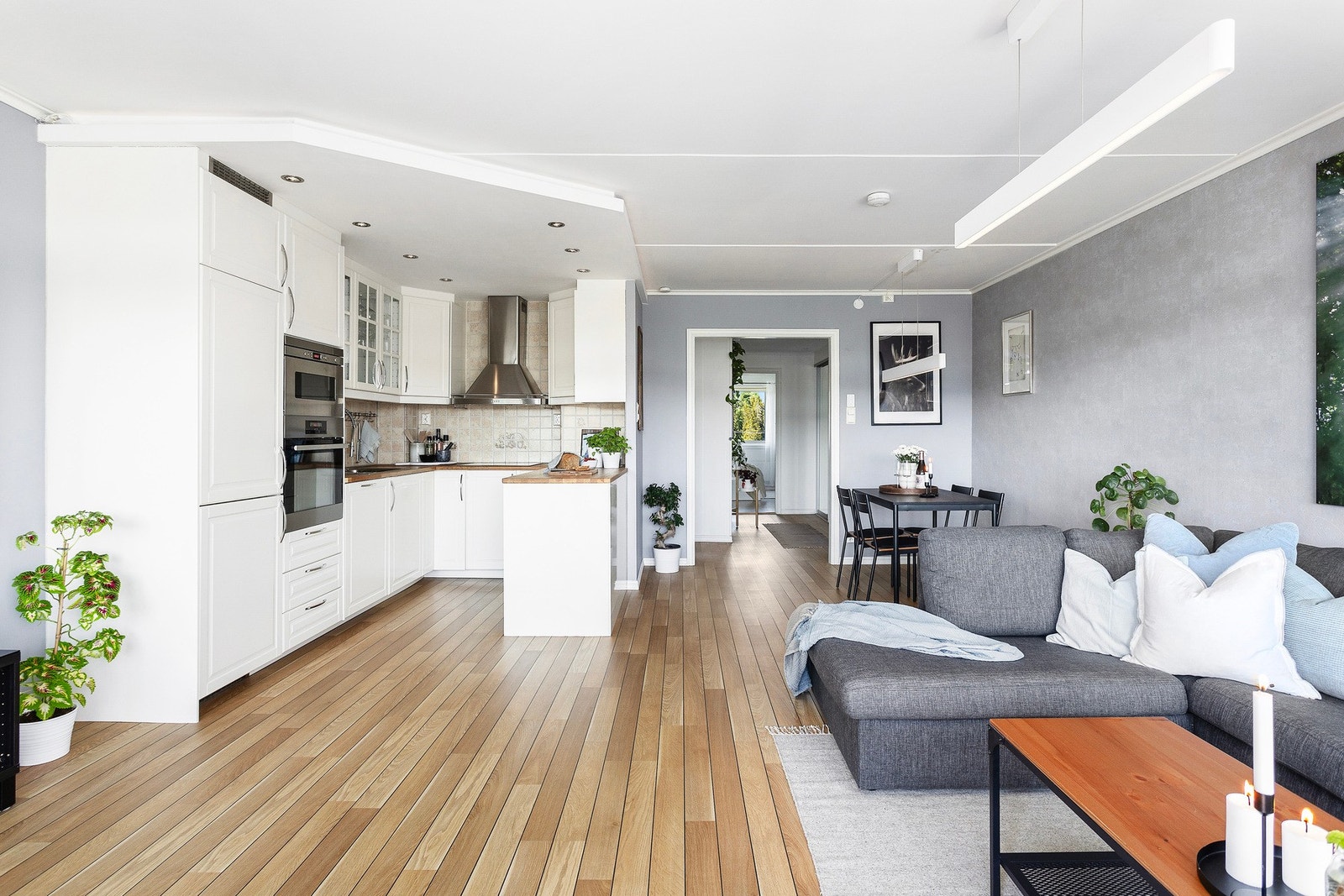 Oppholdsrommet har god plass til både sofagruppe og spisebord. Galleribilde