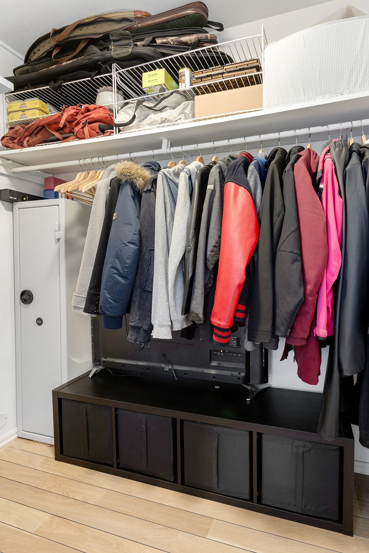 I tilknytning til entréen er det en praktisk innvendig bod på 3 kvm som gir godt med ytterligere plass til klær og annet. Galleribilde