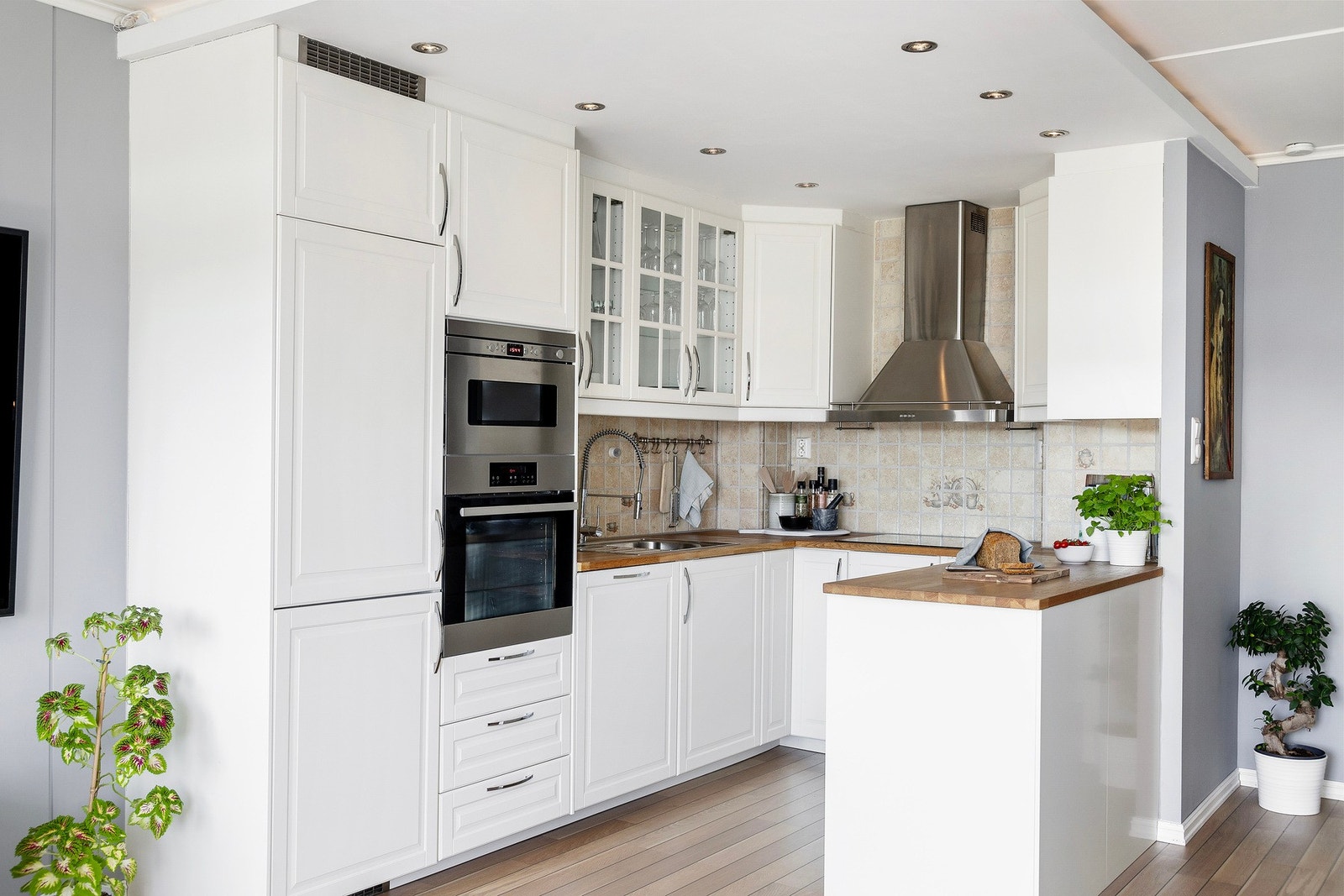 IKEA-kjøkkenet fra 2015 er godt utnyttet med mye skap- og benkeplass. Innredningen består av lyse profilerte fronter, benkeplate av tre og nedsenket oppvaskkum med ett-greps armatur. Galleribilde