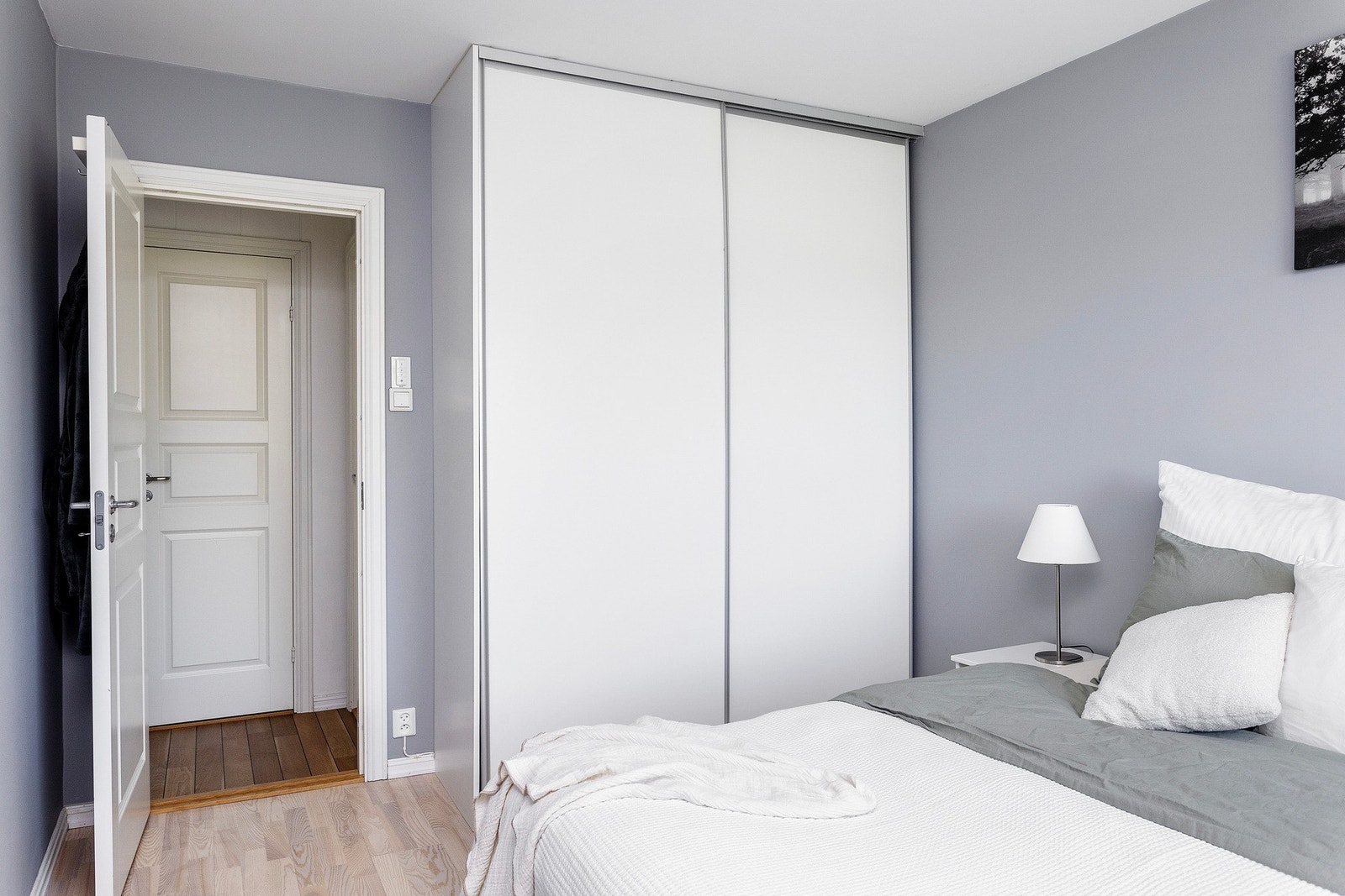 Det er godt med lagringsplass i skyvedørsgarderobe som medfølger Galleribilde