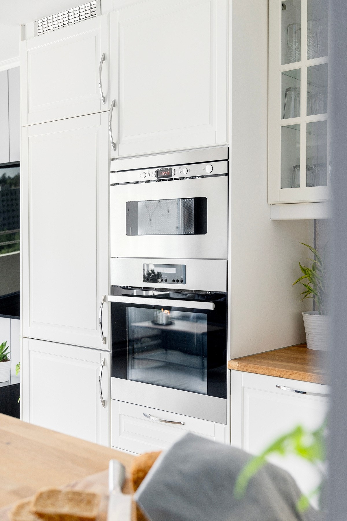 De integrerte hvitevarene består av oppvaskmaskin, mikrobølgeovn, stekeovn, induksjonstopp og kjøl/fryseskap som blir stående. Galleribilde