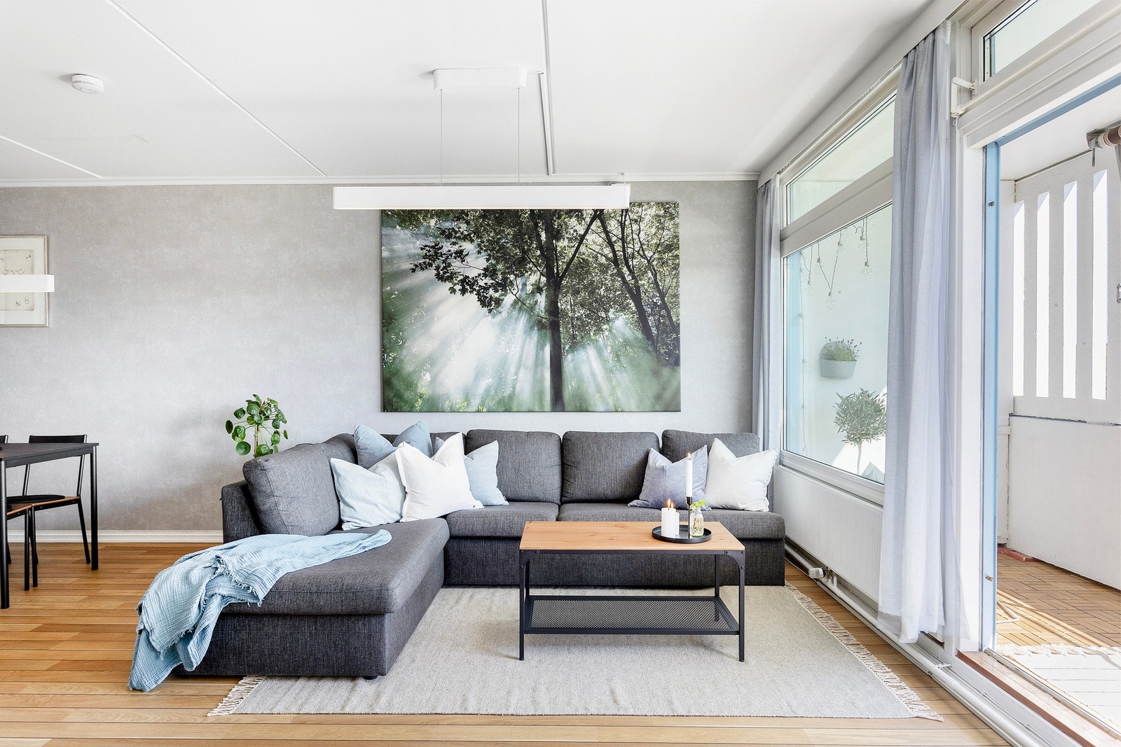 Skyvedøren åpnes helt opp og gir med det en ekstra stue på sommeren. Galleribilde