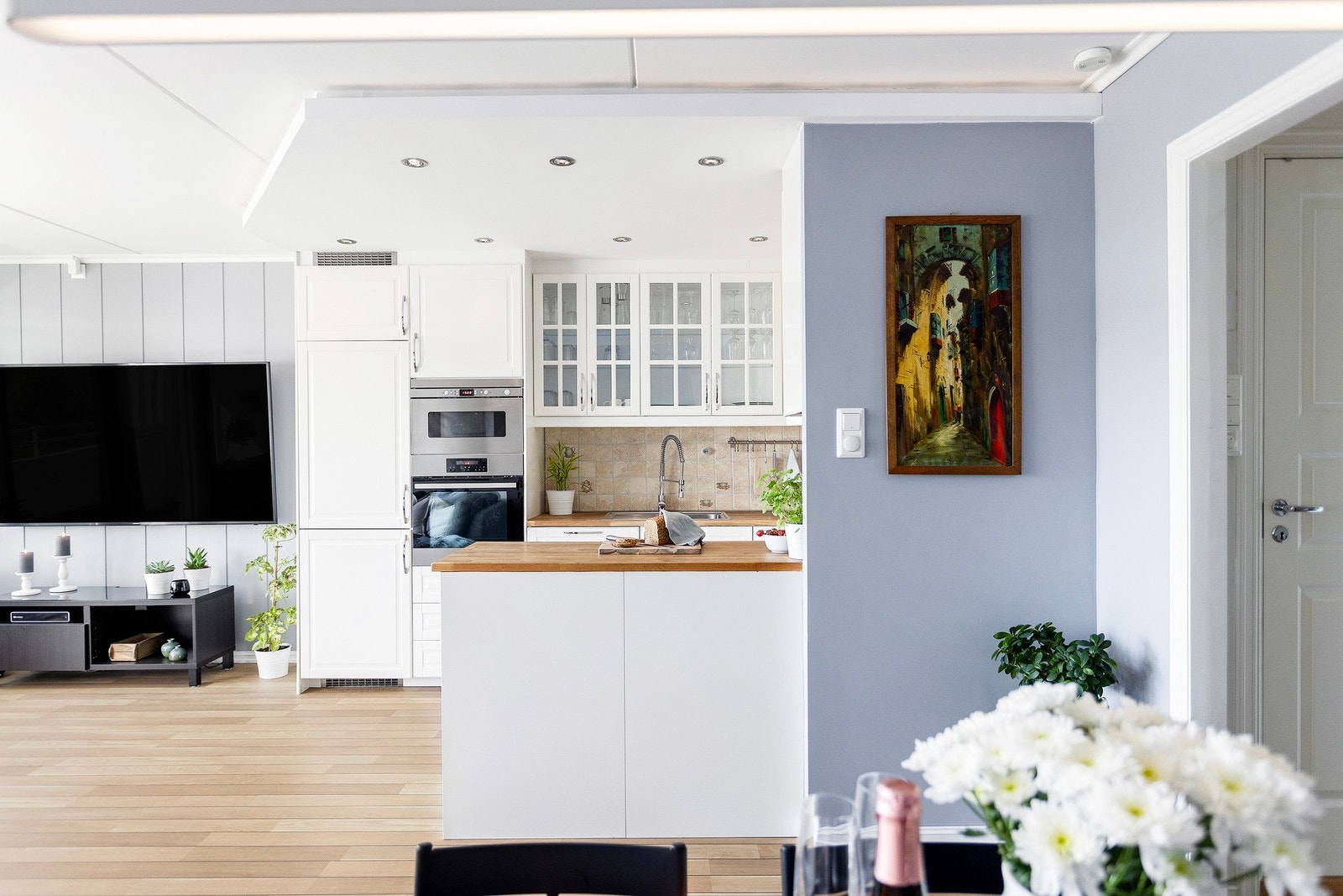 Kjøkkenets utforming gir en naturlig soneinndeling fra stuen. Galleribilde