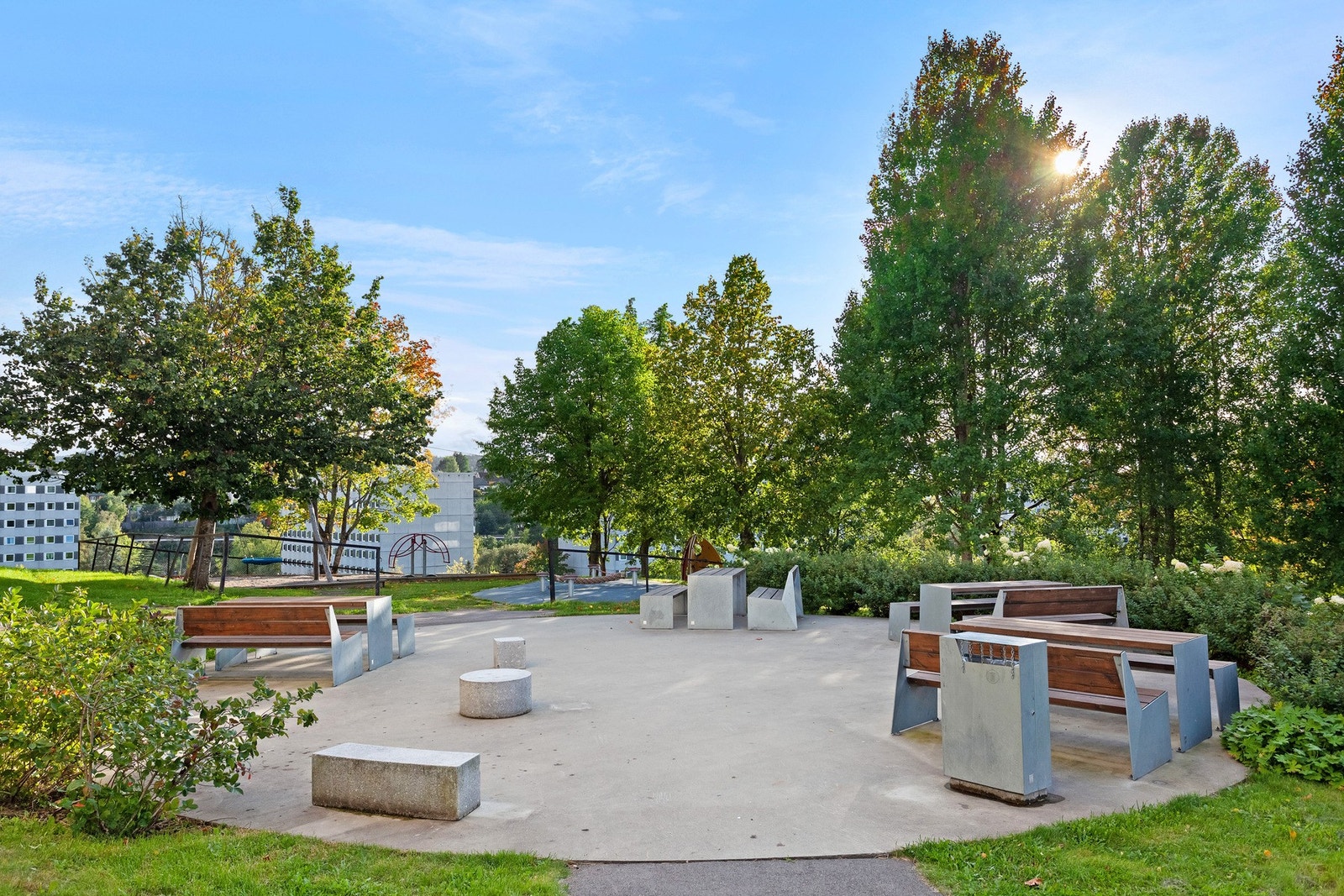 Her bor du med kort vei til nærsenter, offentlig kommunikasjon og Østmarka. Galleribilde