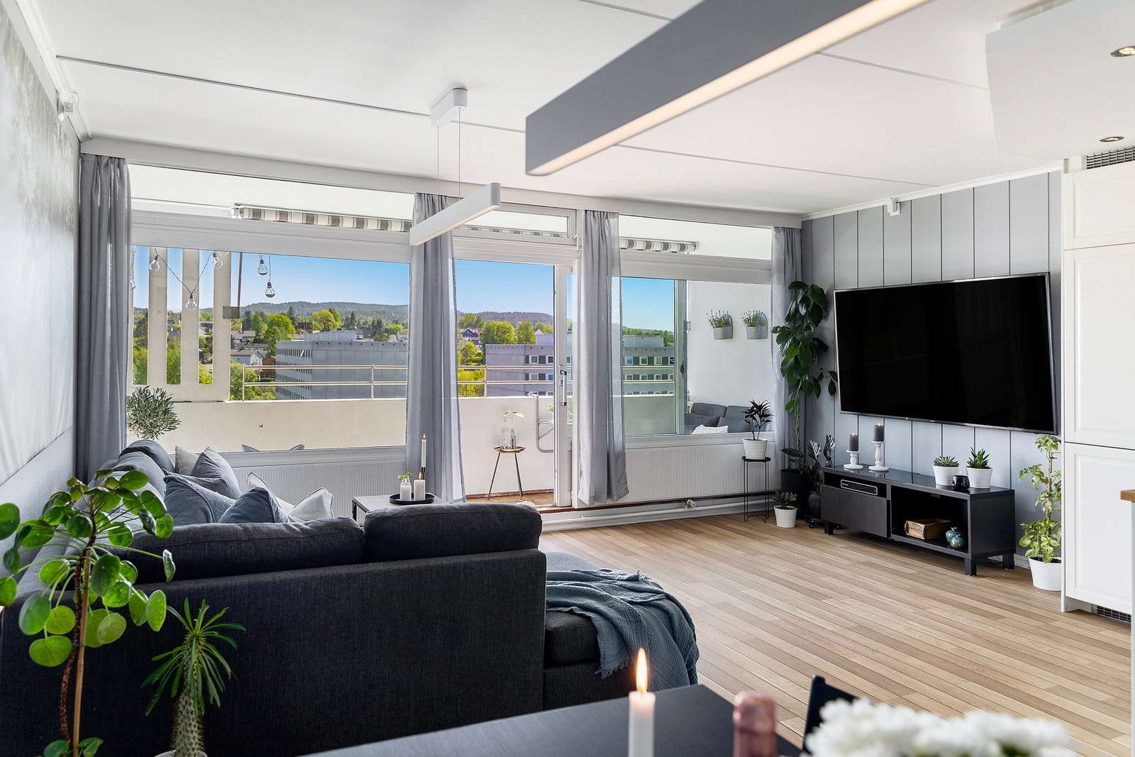 Store vindusflater gir godt med naturlig lysinnslipp. Dette kombinert med den gode planløsningen gir en luftig romfølelse. Galleribilde