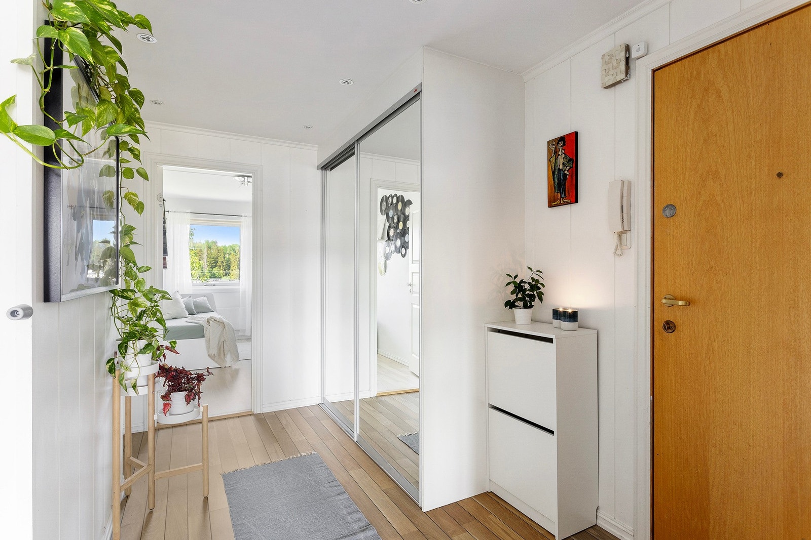 Entréen har god plass til knaggrekker, speil, kommode og lignende. Den store speilskyvedørsgarderoben gir godt med oppbevaringsplass. Galleribilde