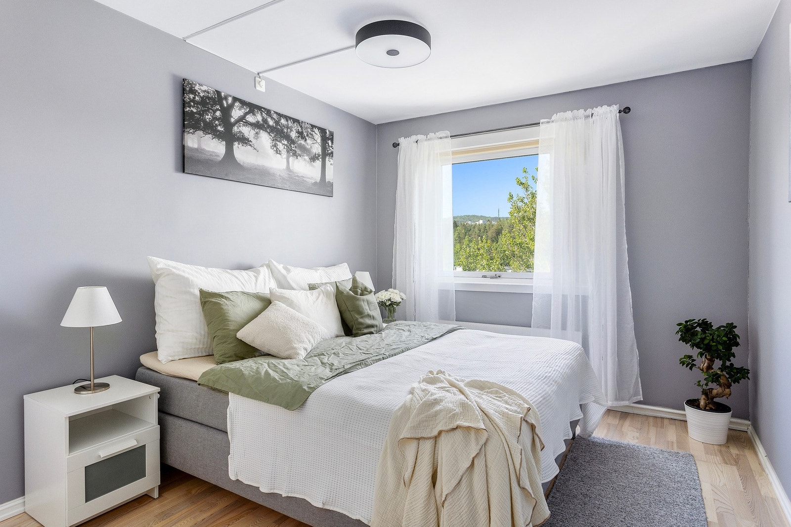 Hovedsoverommet har god plass til dobbeltseng med tilhørende nattbord. Galleribilde