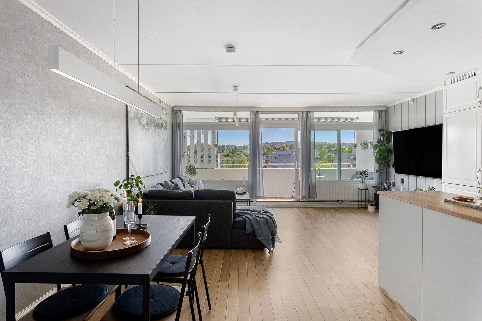 Kjøkkenet ligger i en åpen løsning mot stuen - et sosialt allrom. Galleribilde