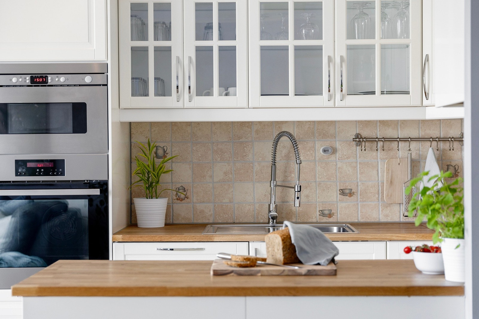 Over benk er det lagt fliser mens det under overskapene er montert stikkontakter og belysning. Stedvise fronter med glass. Galleribilde