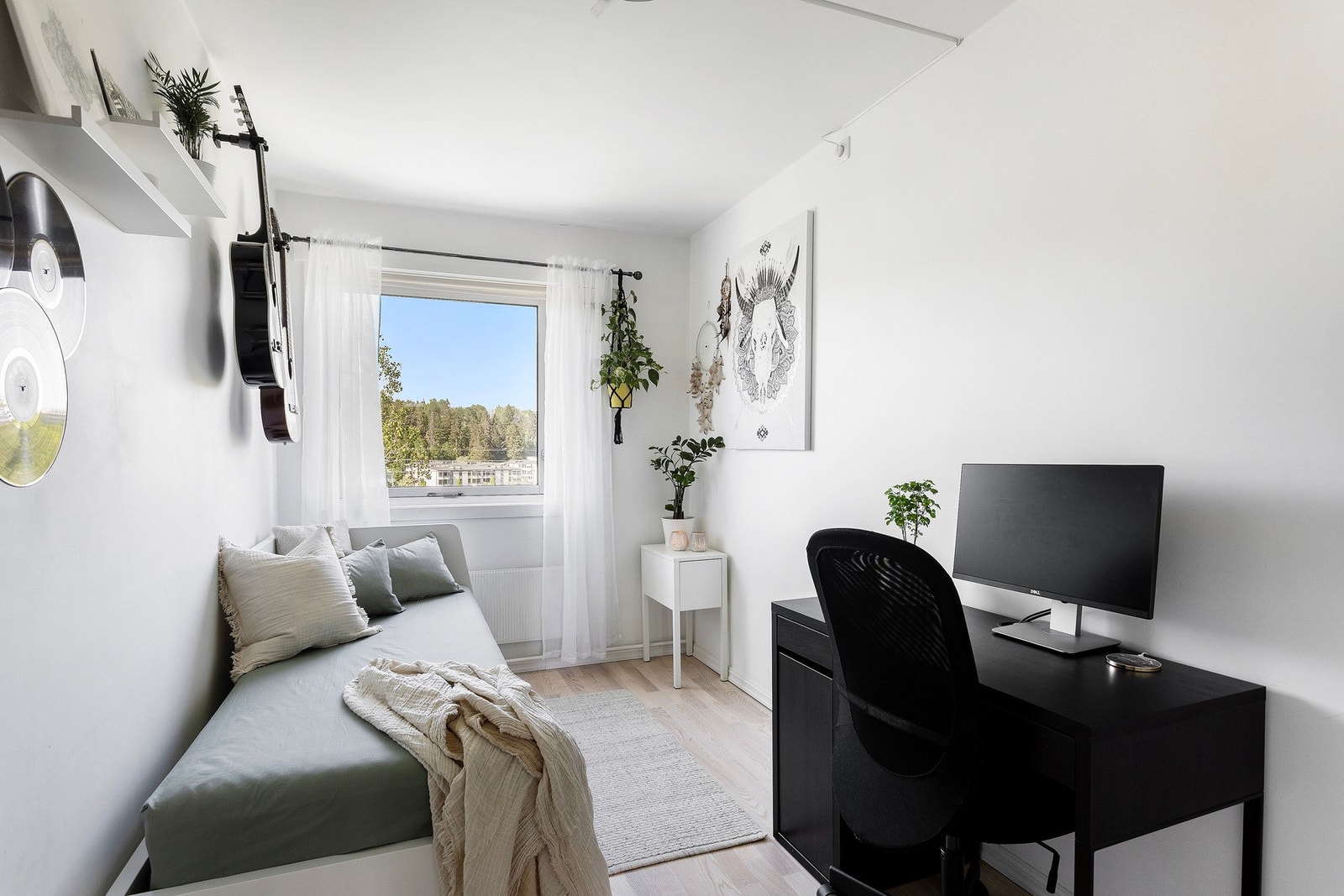 Det andre soverommet har fin plass til seng, nattbord, garderobeskap og annet ønskelig møblement. Rommet er perfekt som barnerom, gjesterom og/eller kontor. Galleribilde