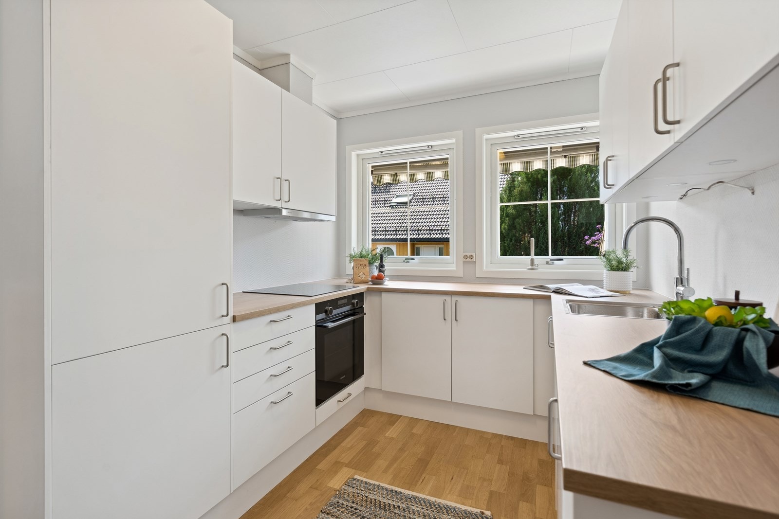 Innredningen er fra kvalitetsleverandøren Sigdal og har hvite, slette fronter og integrerte hvitevarer. Galleribilde