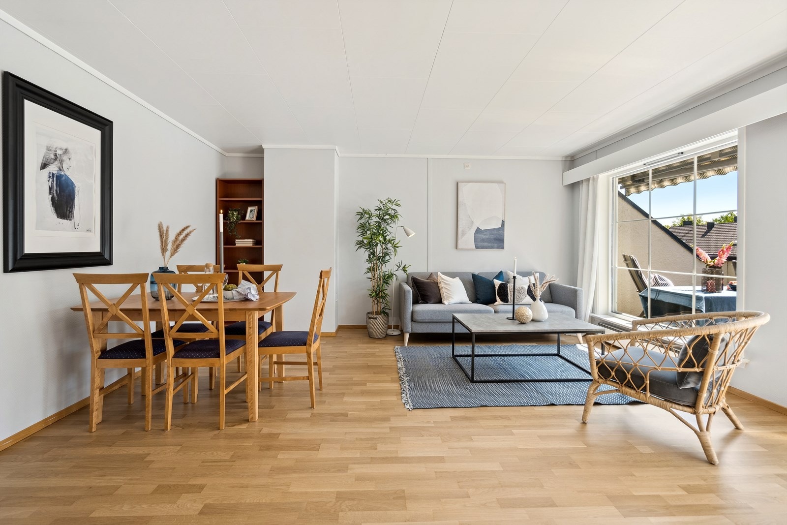 Stuesonen har gode møbleringsmuligheter med plass til både sofaløsning og stor spisestue. Galleribilde