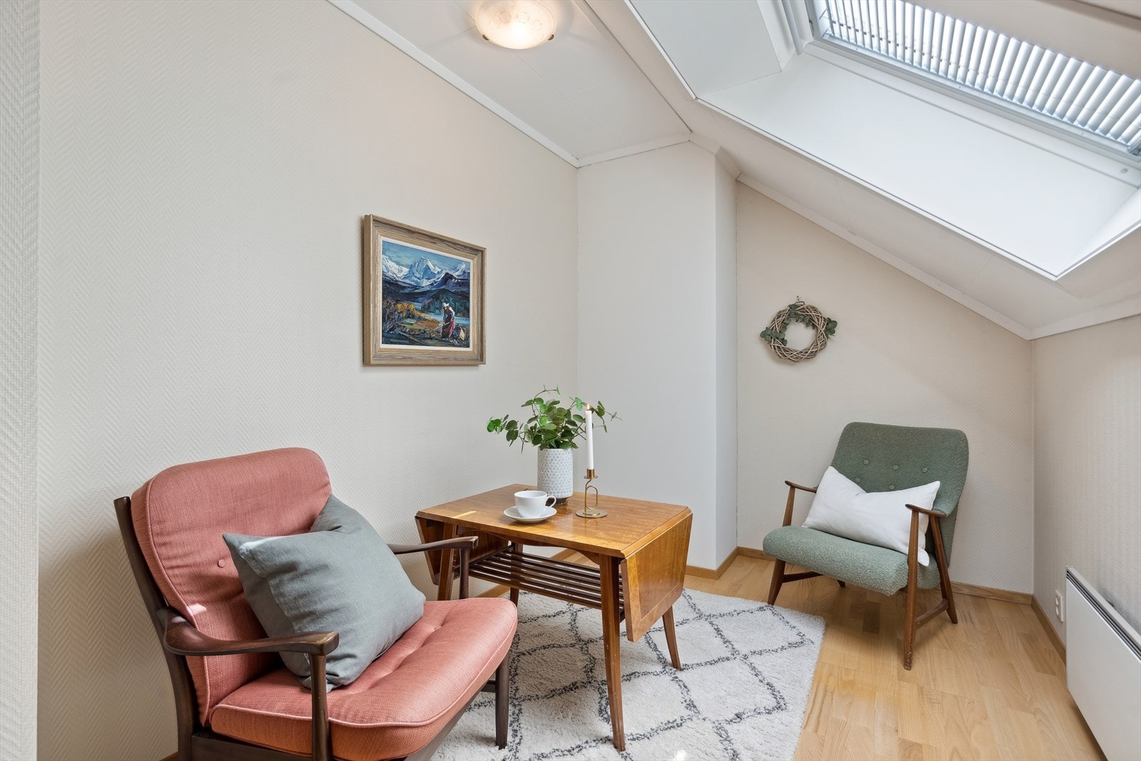 Stuen er hyggelig og får fint overlys fra takvindu. Galleribilde