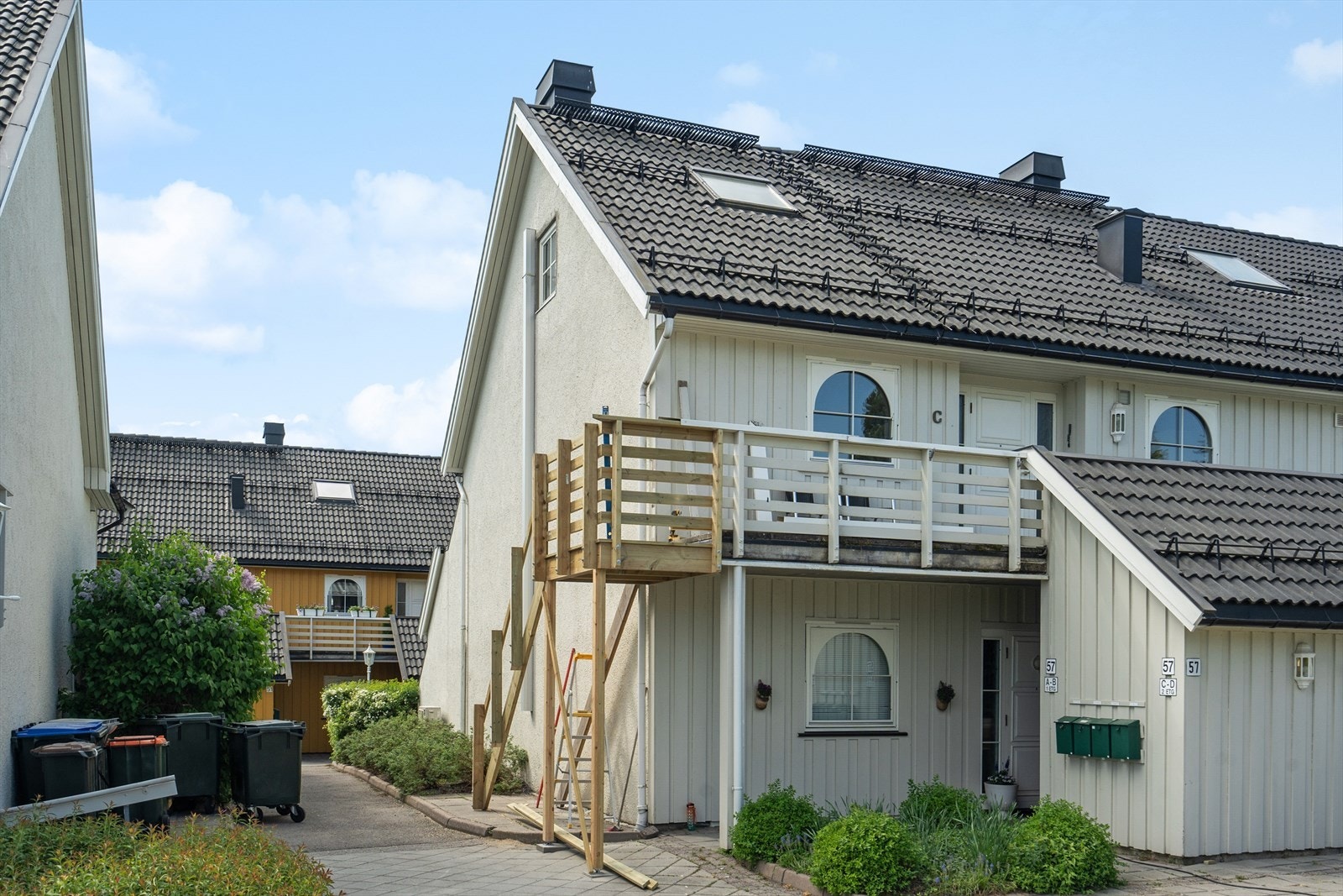 Leiligheten ligger i hyggelig, tilbaketrukket og solrikt til på "Glitre". Det er installert ny utvendig trapp, brannstige og vindu i 3. etg. i 2024 (arbeider pågår på bilde). Galleribilde