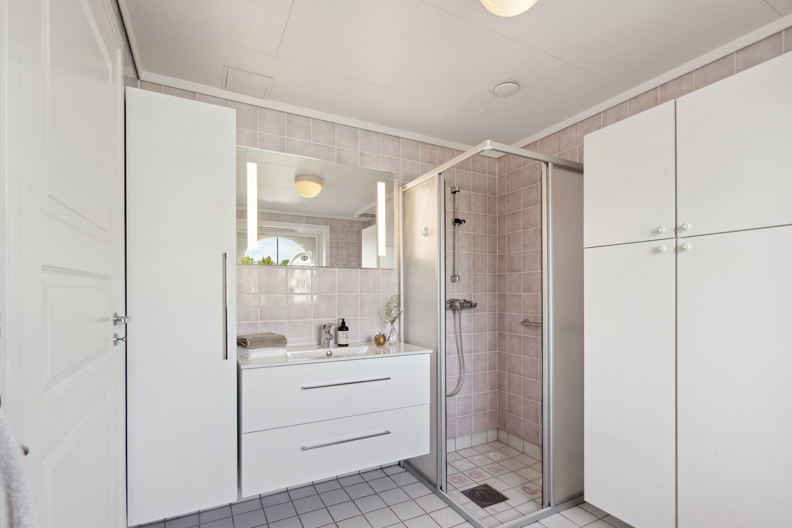 Rommet er i 2023 oppgradert med ny servant, speil og veggskap. Galleribilde