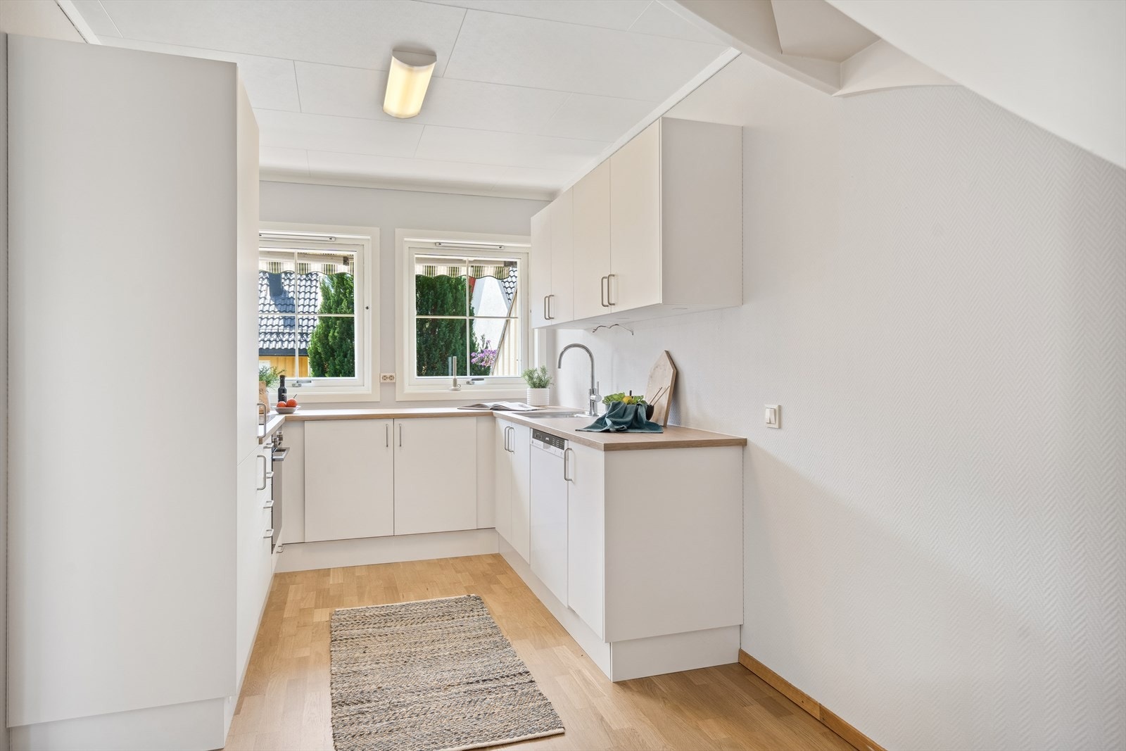 Kjøkkenet ligger i eget hjørne i det hyggelige allrommet og er godt utnyttet med nyere innredning plassert i en u-form. Galleribilde