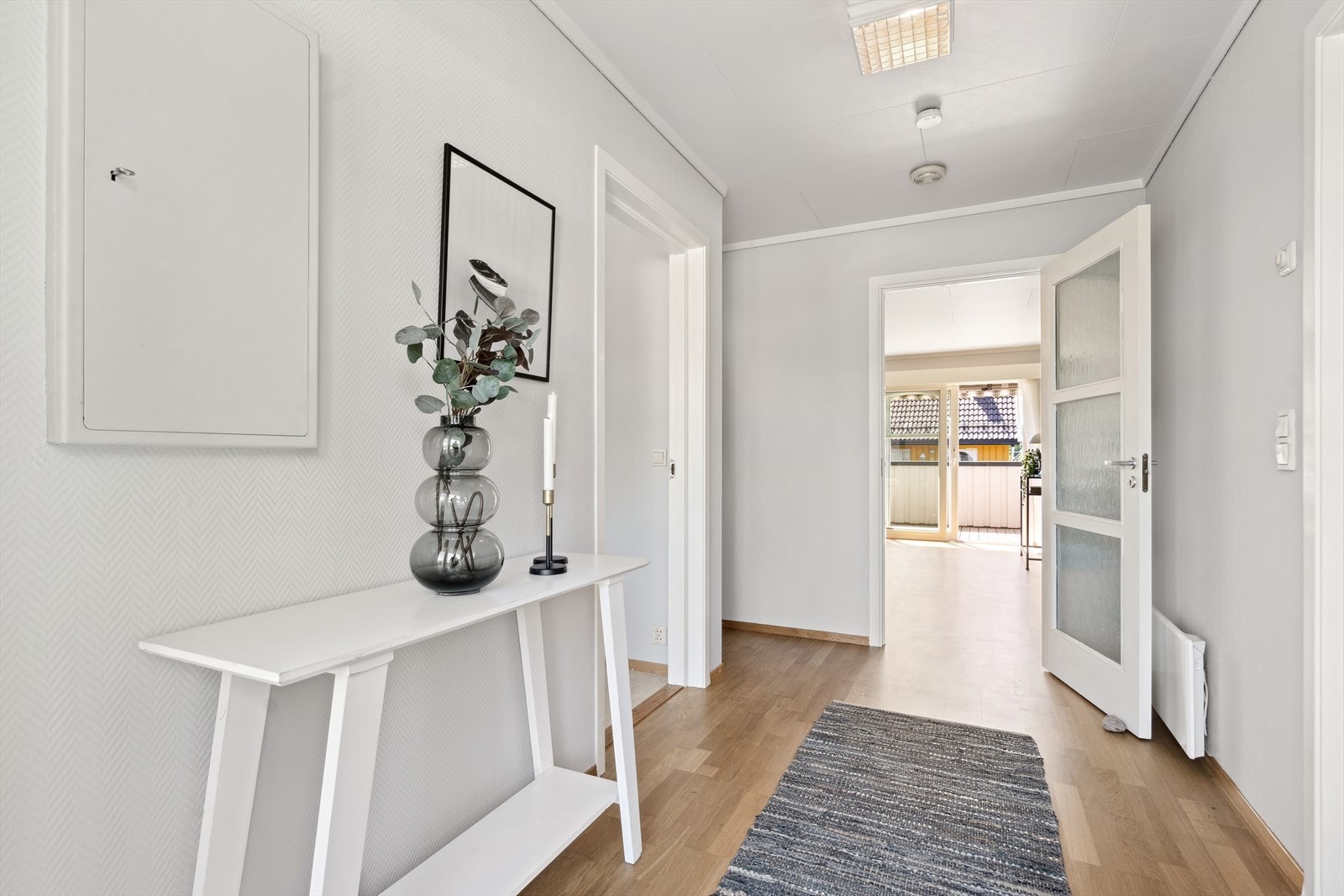 Her er det plass til diverse knaggrekker og entrèmøblement for oppheng av yttertøy. Nisje innerst til venstre. Galleribilde