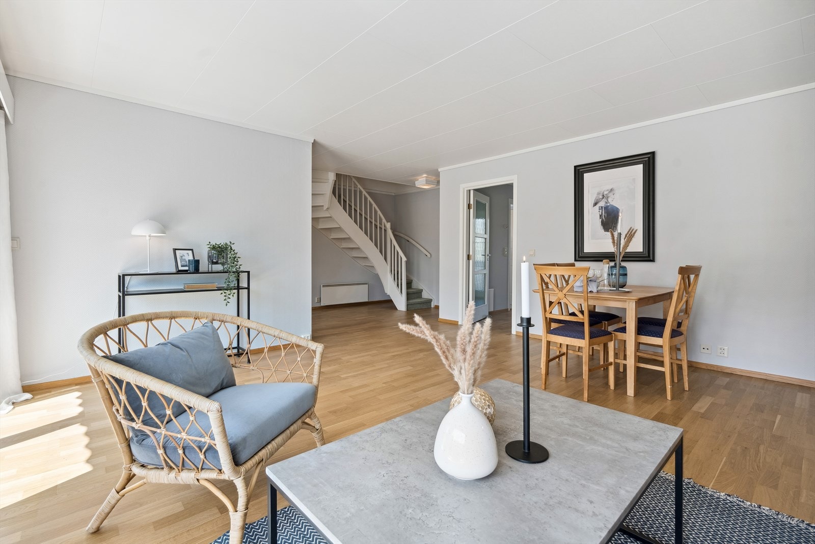 Hele leiligheten er holdt i lyse, tidløse overflater. Det er i 2023 slipt og lakkert parkett i stue, kjøkken og gang. Galleribilde