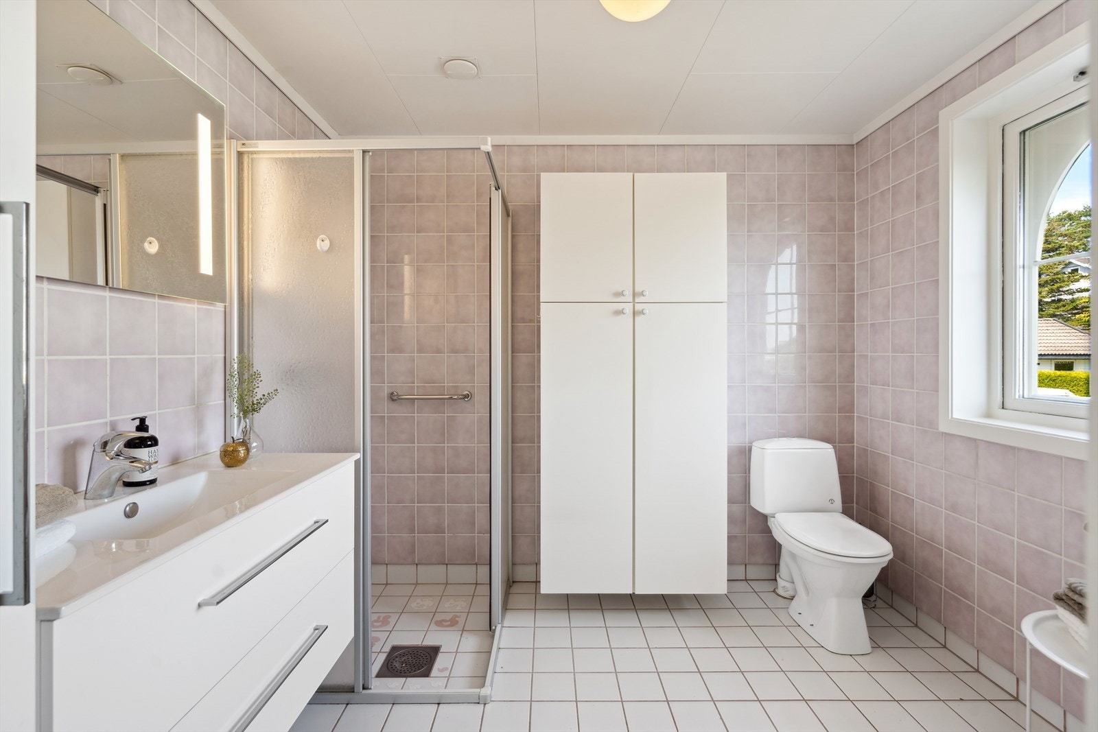 Baderommet er av god størrelse og helfliset med varmekabler i gulvet. Baderommet er fra byggeår. Galleribilde