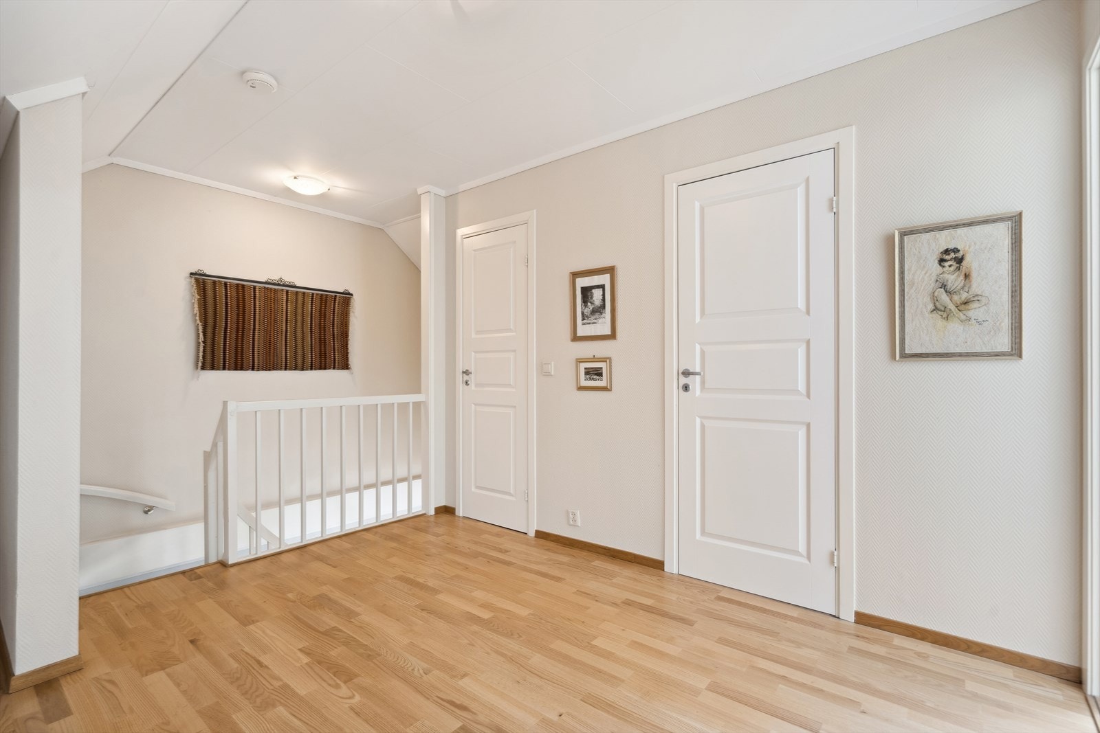 Loftsetasjen består av loftstue, toalettrom og et soverom. Lagring i bod og i kneboder. Galleribilde