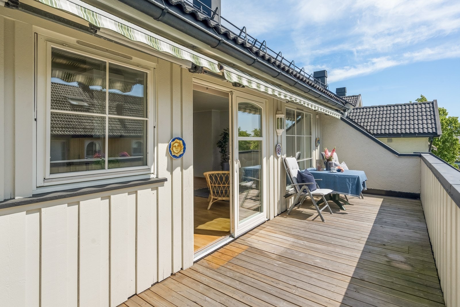 Stor og herlig, solfylt uteplass. Verandaen er oppgradert med nytt dekke i 2022 og har membran i gulv. Galleribilde